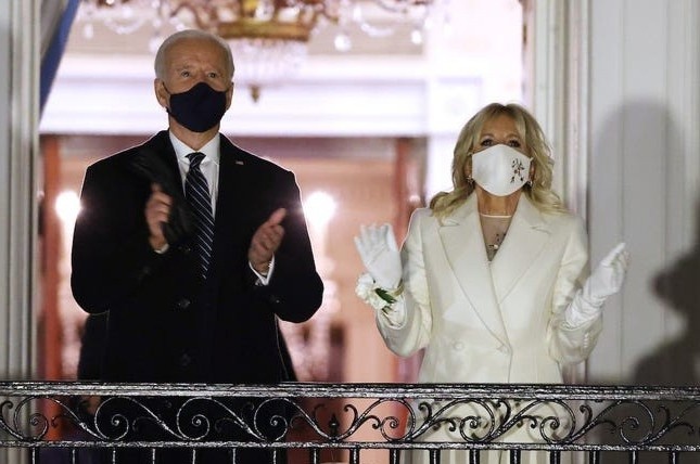 Ba Jill Biden mac do theu hoa cac tieu bang va vung lanh tho My hinh anh