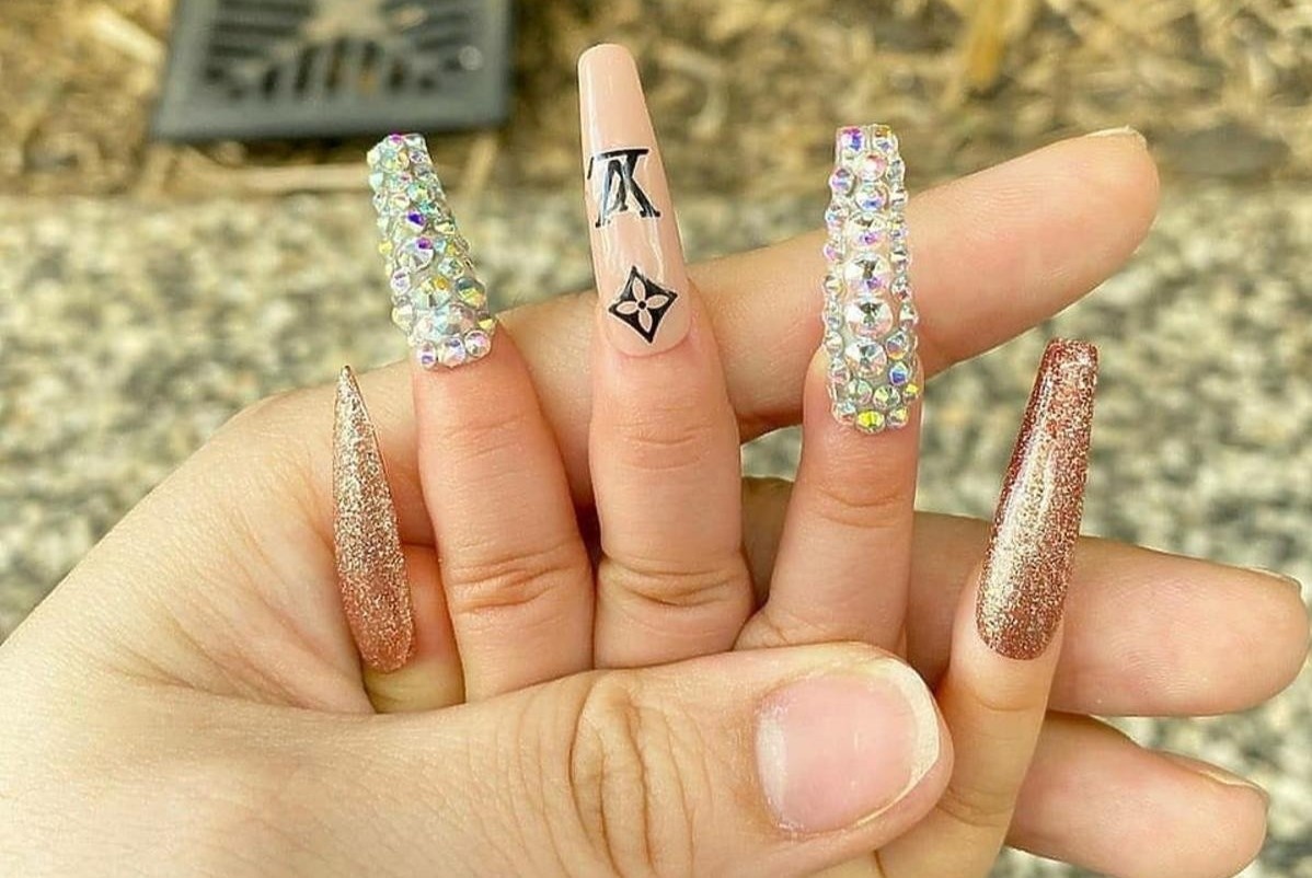 Ba me bi chi trich vi lam mong tay qua dai cho con hinh anh