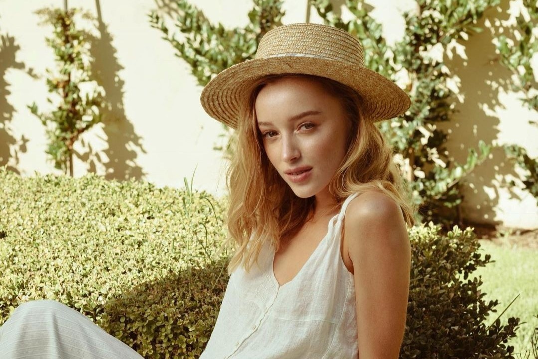 Gu an mac ngoai doi cua nu chinh phim 'Bridgerton' hinh anh