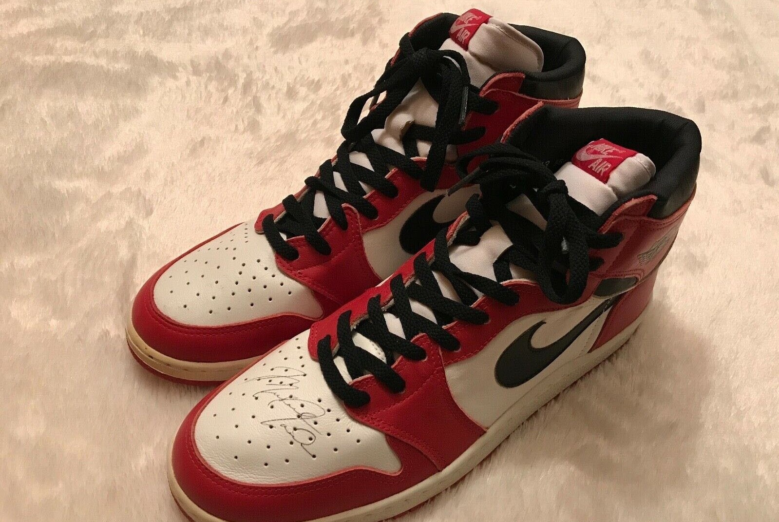 Giay co chu ky cua Michael Jordan duoc ban gia 1 trieu USD hinh anh