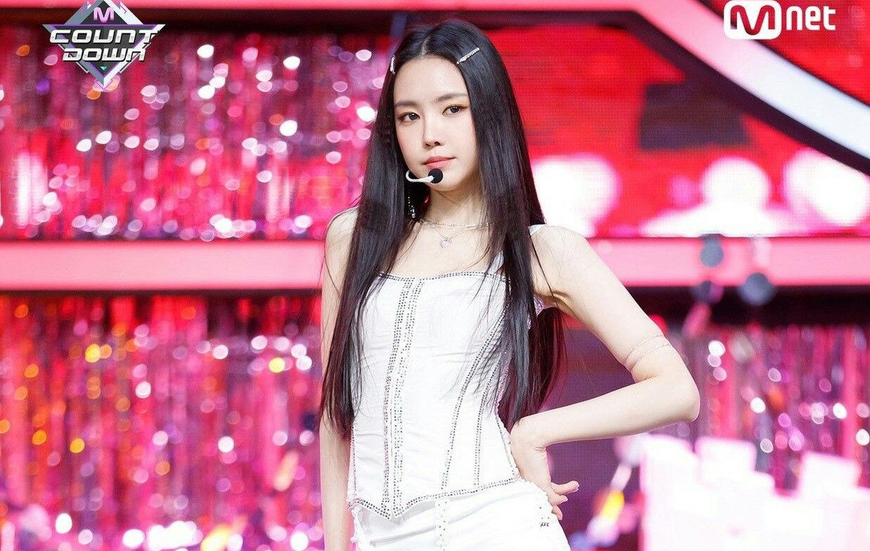 trang phuc san khau co kho chiu khong anh 2