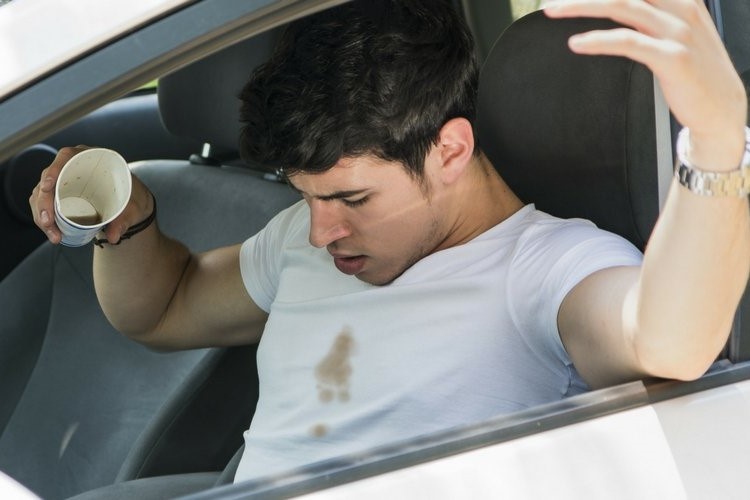 Meo lam sach vet ca phe tren quan ao hinh anh