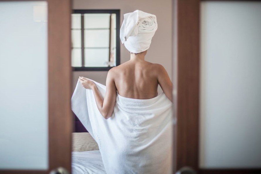 Khong giat khan tam gay ra tac hai gi cho da? hinh anh