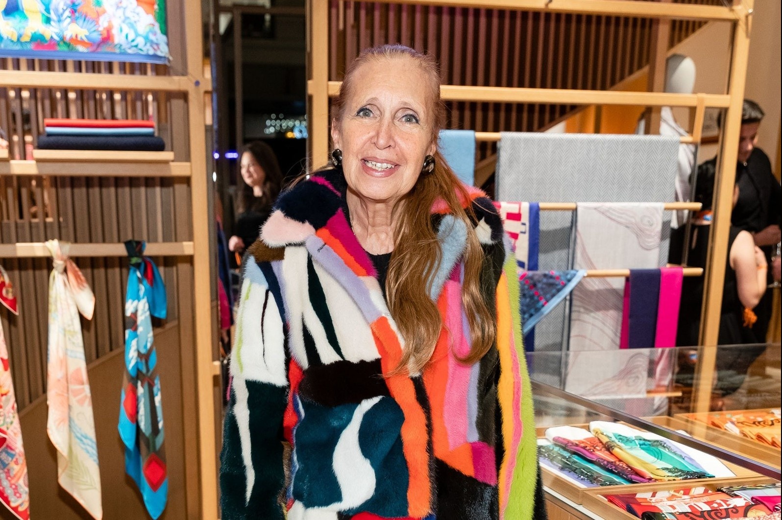 Tu do cua nu nha van chua hang tram bo quan ao cao cap hinh anh