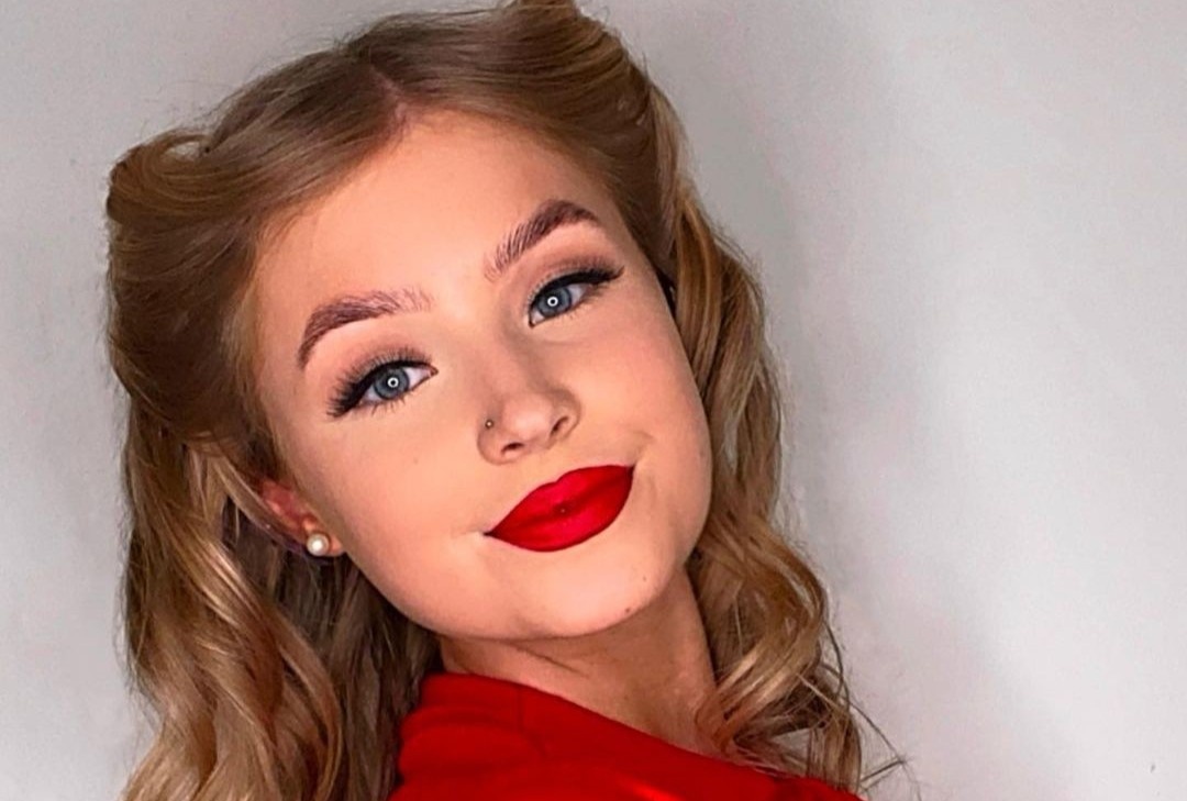 Co gai noi tieng voi loat video makeup qua cac thap ky hinh anh