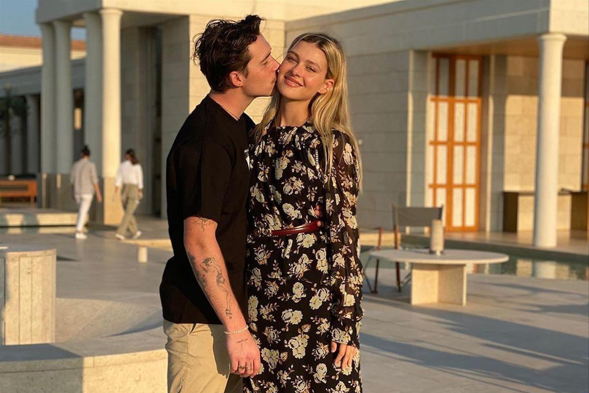 Nicola Peltz xam ten Brooklyn Beckham tren lung hinh anh