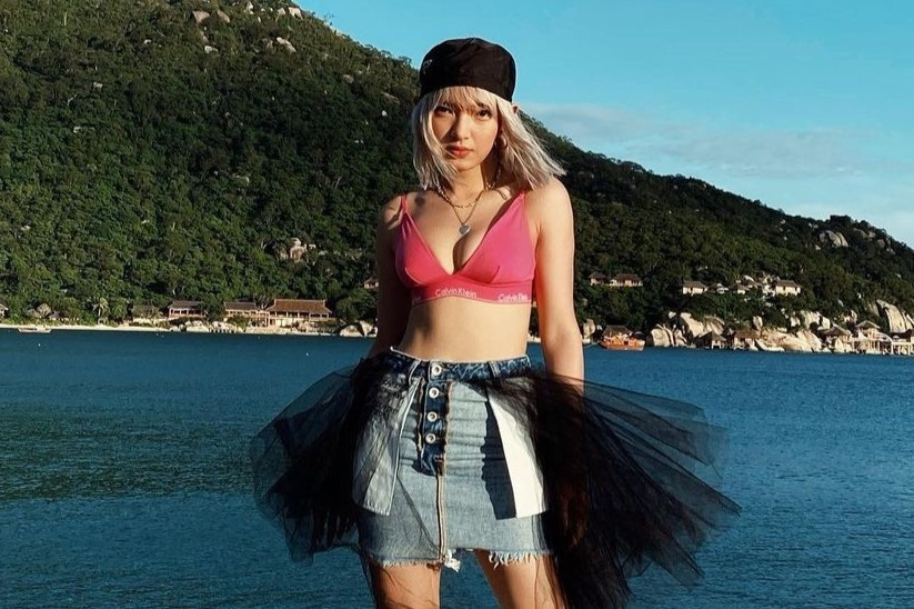 10 mot trang phuc trong mua he 2021 hinh anh