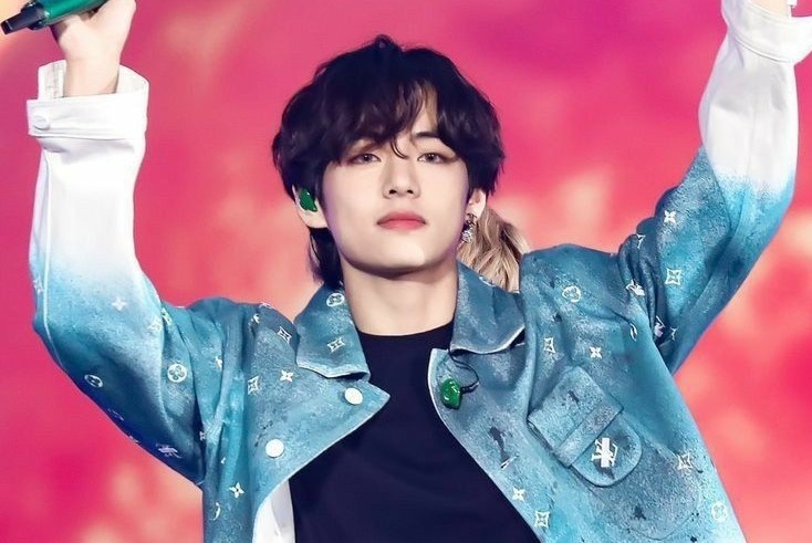 Nhung lan V (BTS) duoc khen khi mac do Louis Vuitton hinh anh