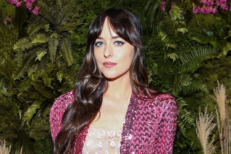 Dakota Johnson dien vay xuyen thau den su kien Gucci hinh anh