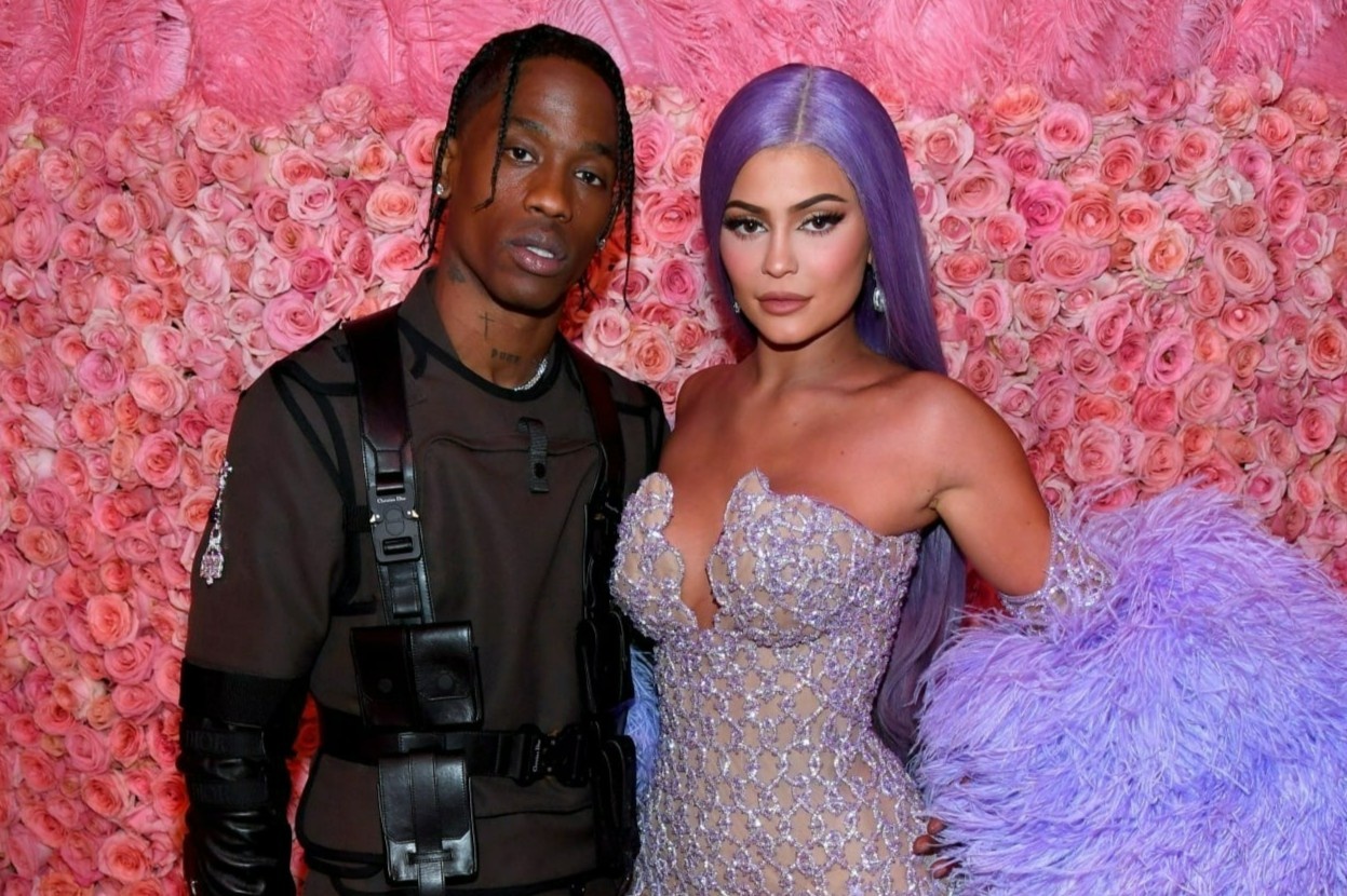 Travis Scott va nhung bo trang phuc an tuong nhat hinh anh