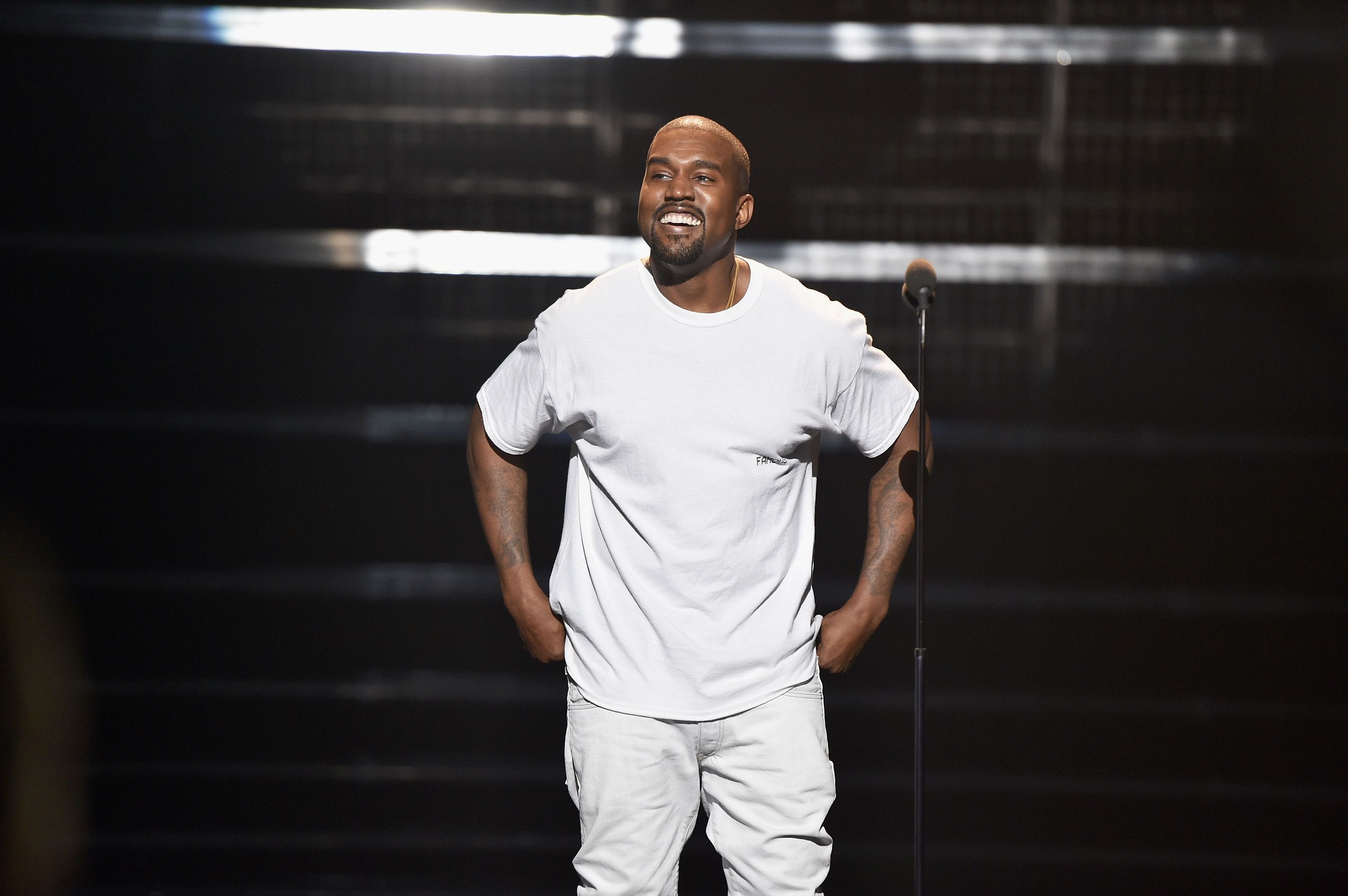 kanye west đi giày nike ảnh 3 kanye west di giay nike anh 3