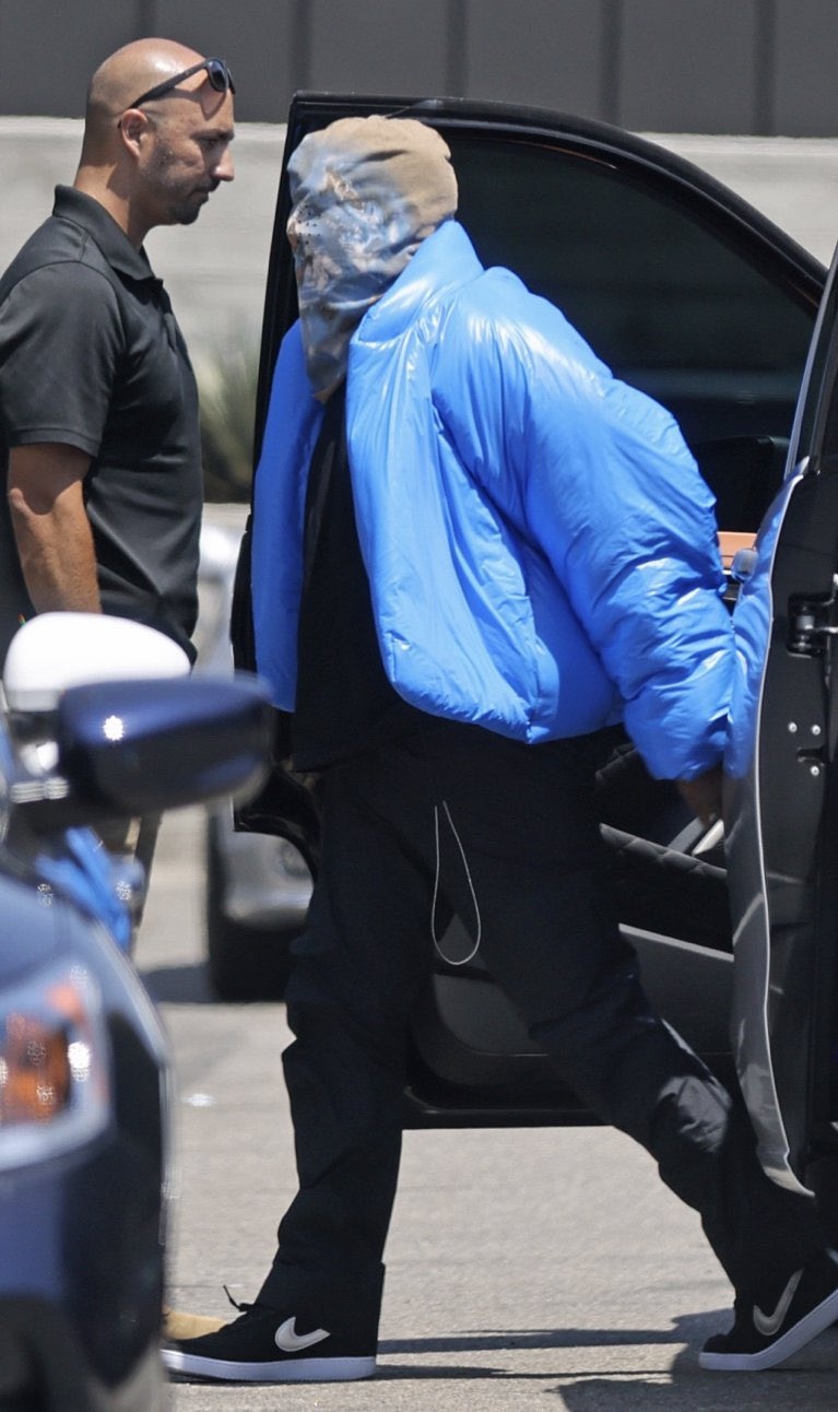 kanye west đi giày nike ảnh 1 kanye west di giay nike anh 1