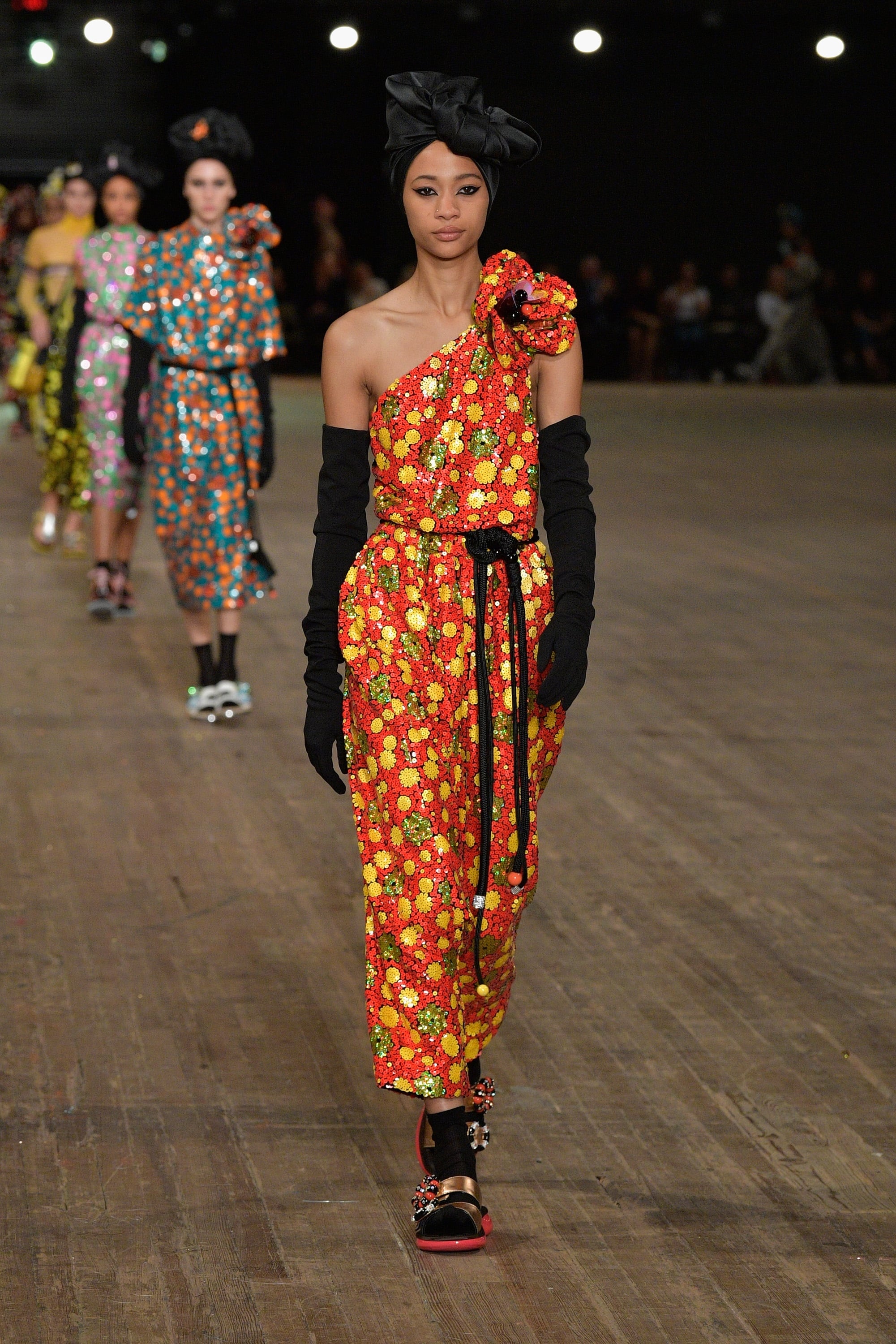 nguoi mau quen mat la ten trong lang thoi trang anh 5