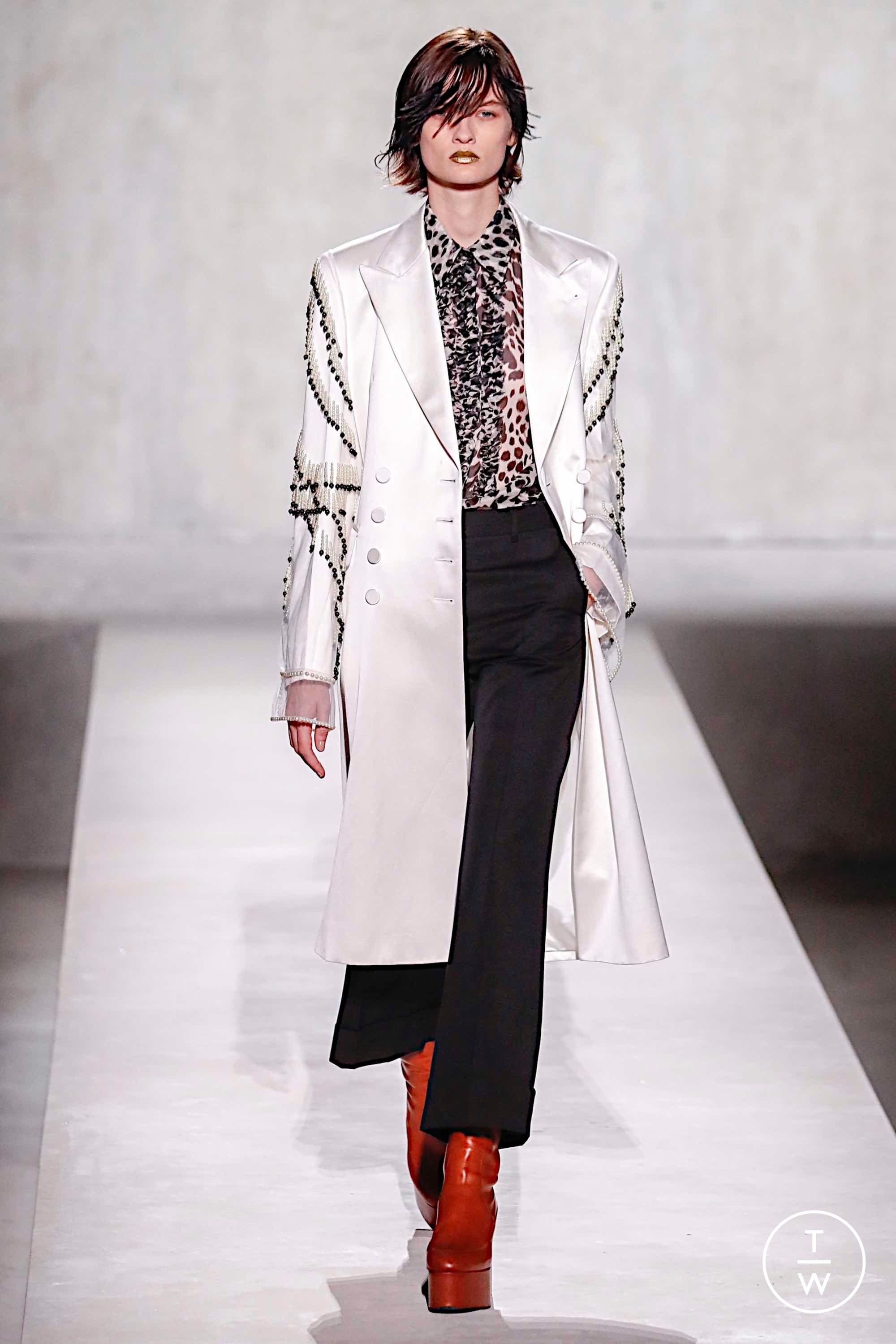 nguoi mau quen mat la ten trong lang thoi trang anh 16