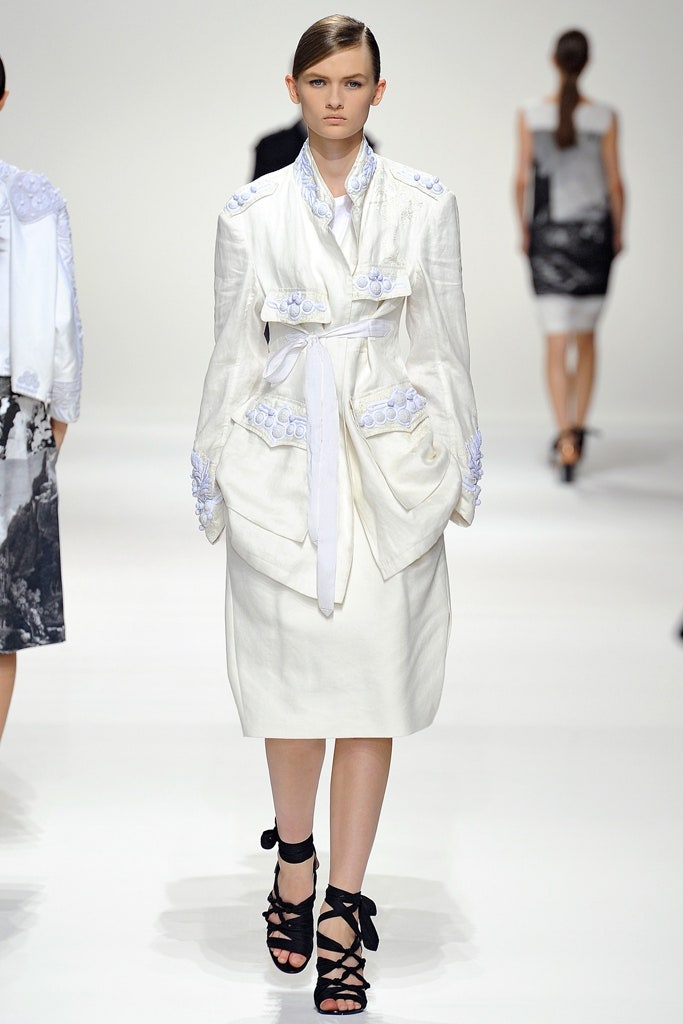 nguoi mau quen mat la ten trong lang thoi trang anh 17