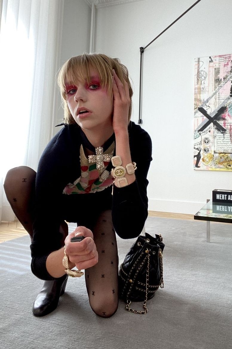 nguoi mau quen mat la ten trong lang thoi trang anh 13