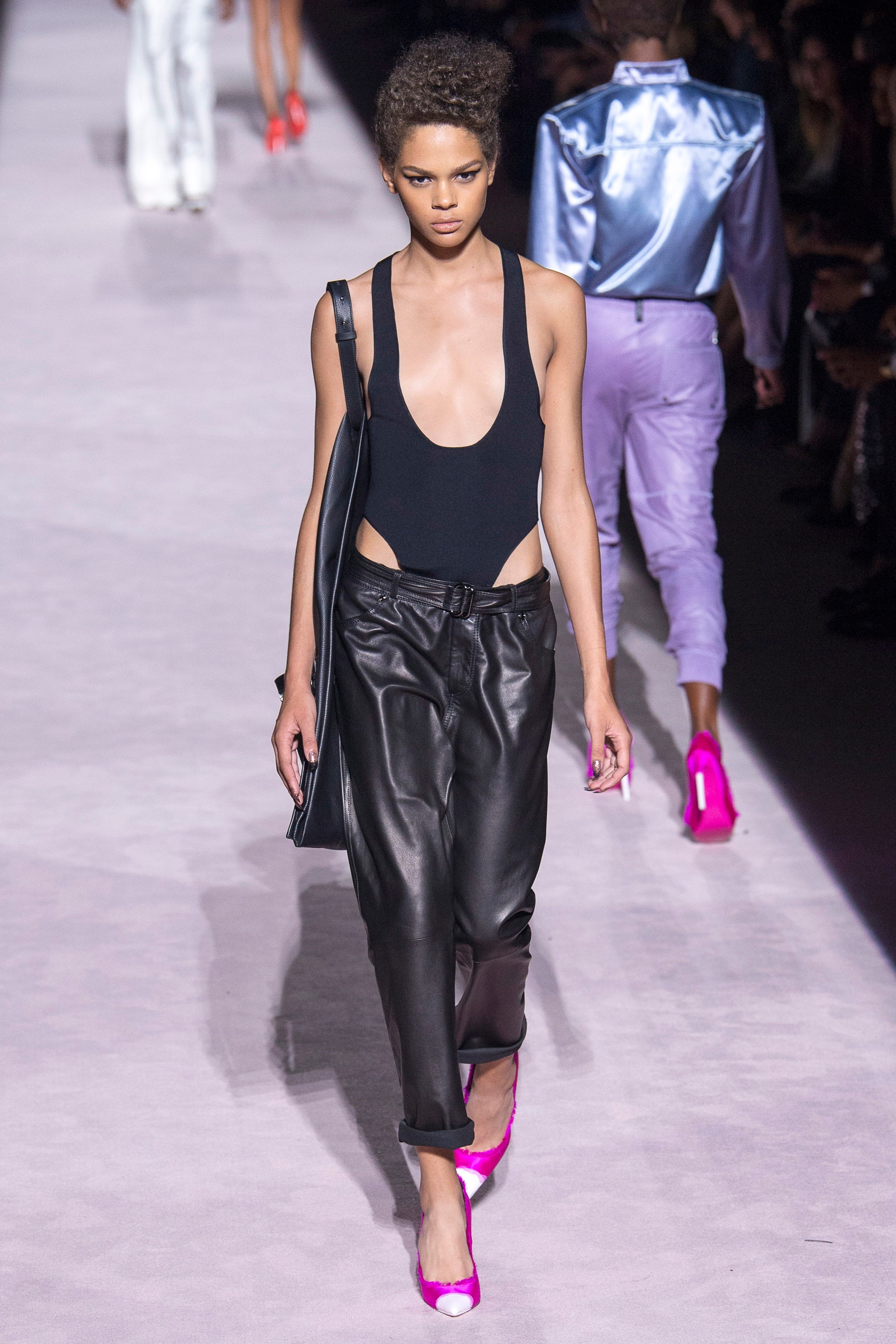 nguoi mau quen mat la ten trong lang thoi trang anh 11