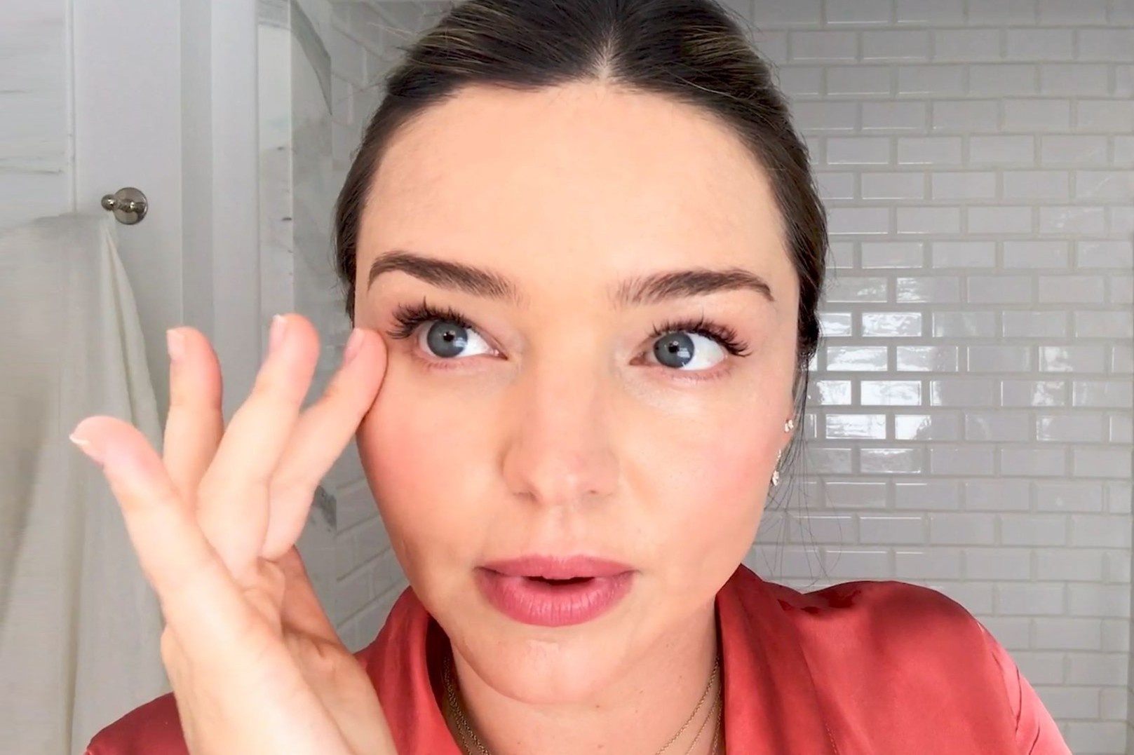 Meo giam nep nhan o vung mat hinh anh