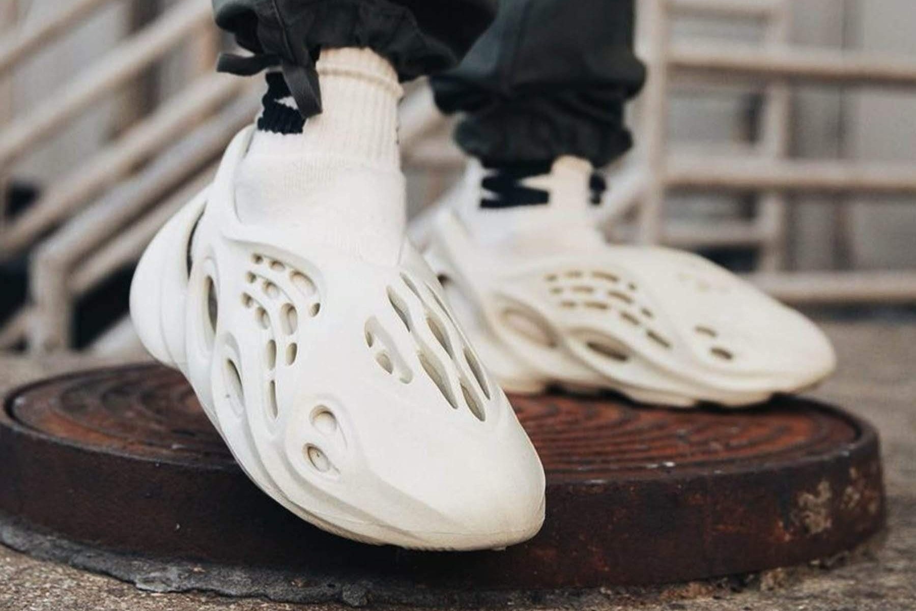 Yeezy tao bien va loat giay gay tranh cai cua Kanye West hinh anh