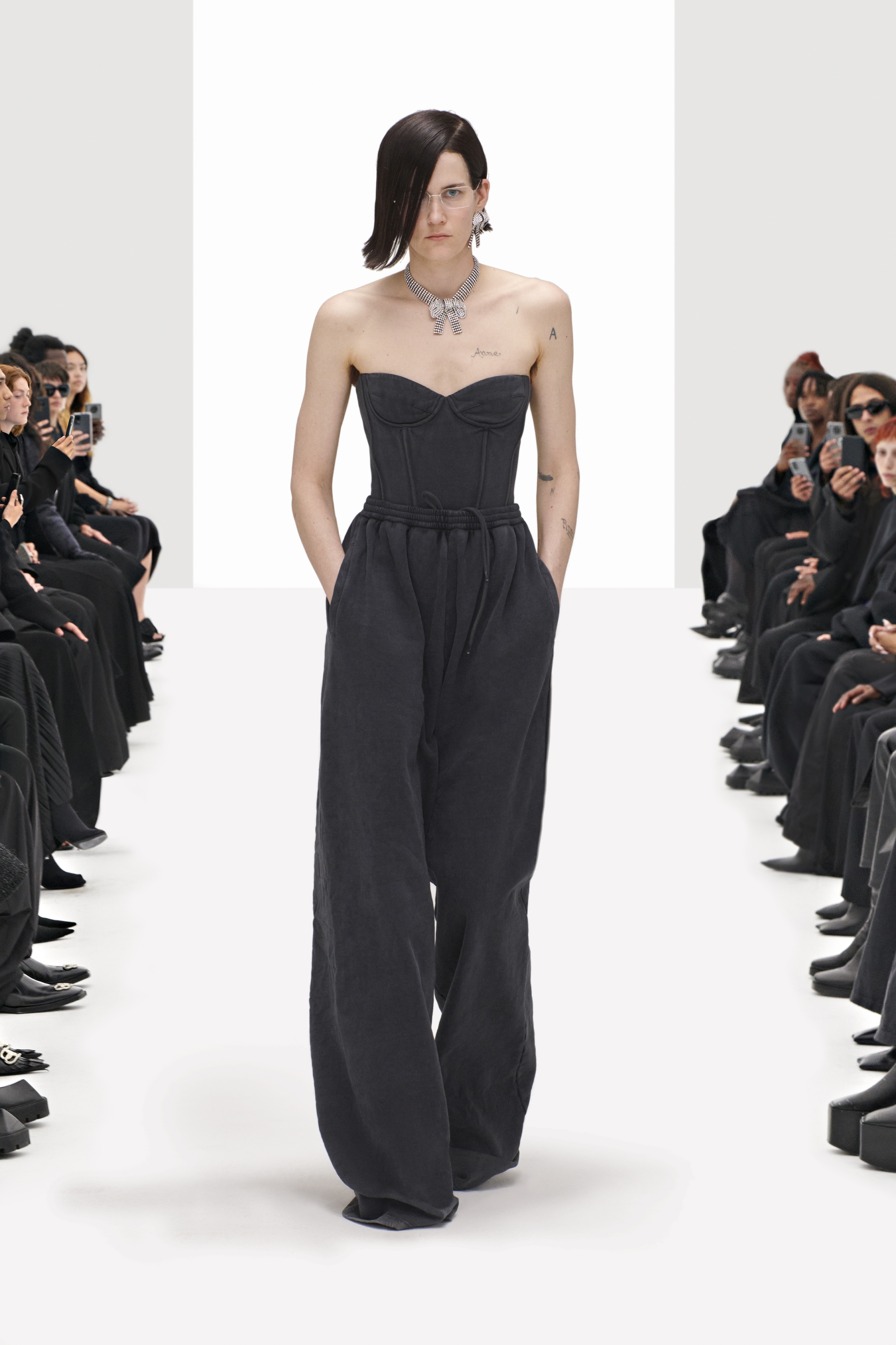 balenciaga xóa bài đăng ảnh 1 balenciaga xoa bai dang anh 1