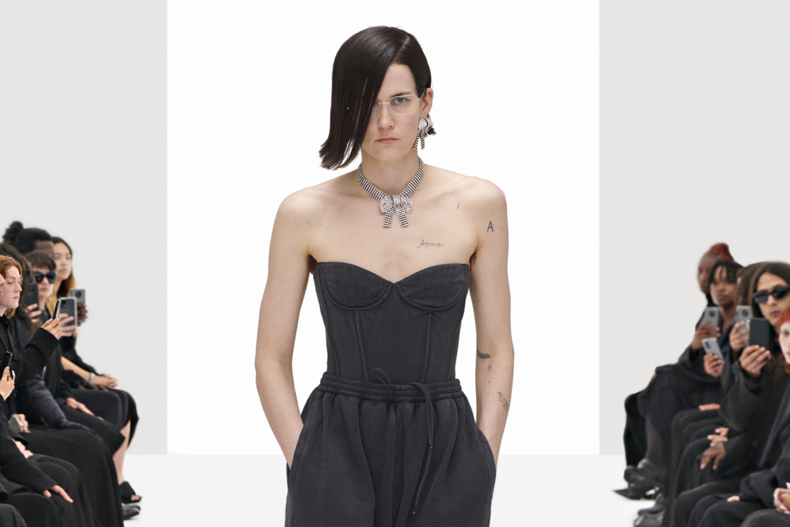 Chieu tro cua Balenciaga truoc khi ra bo suu tap moi hinh anh