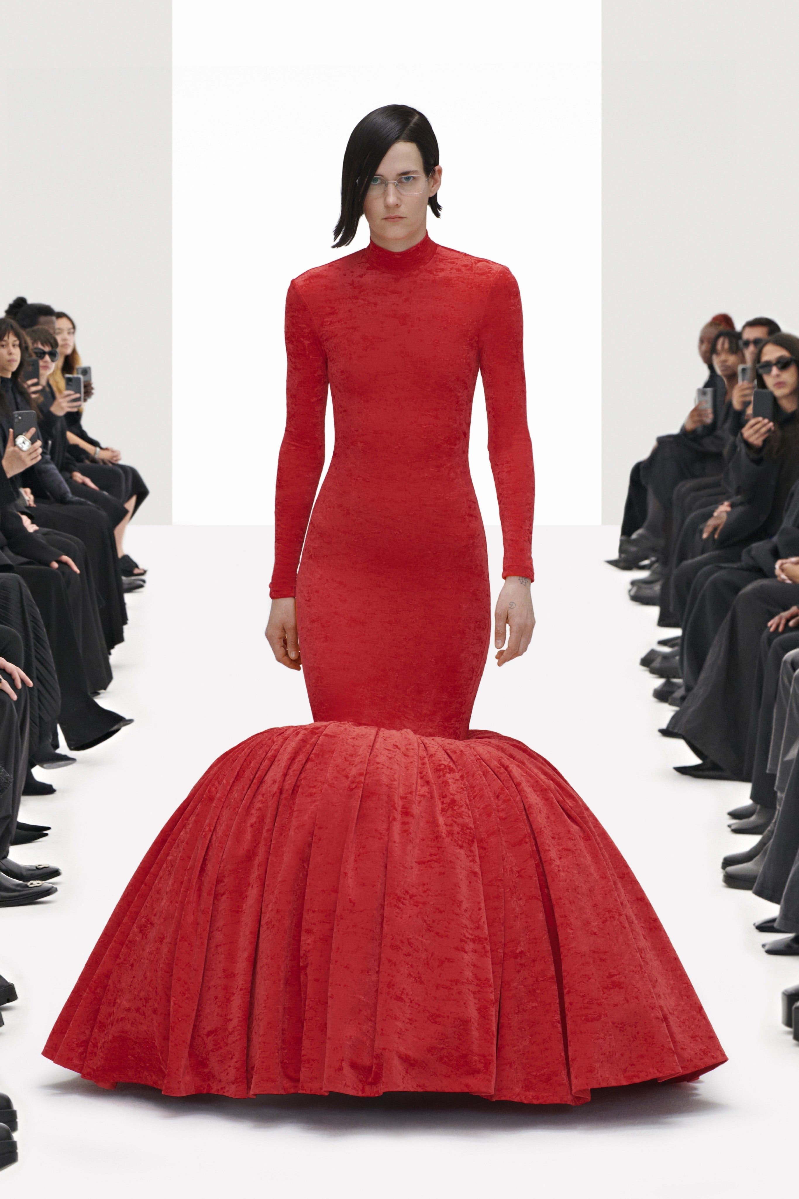 balenciaga xóa bài đăng ảnh 2 balenciaga xoa bai dang anh 2