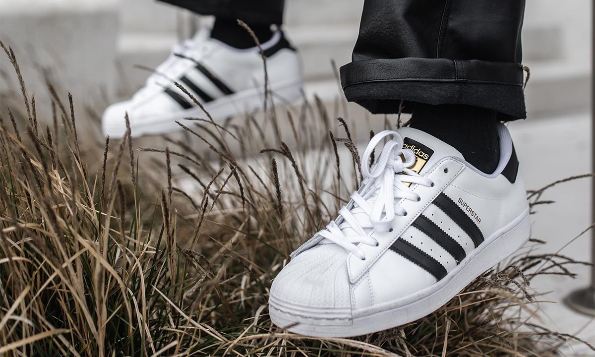 Justin Bieber, Kendall Jenner thich di giay sneakers gia re hinh anh