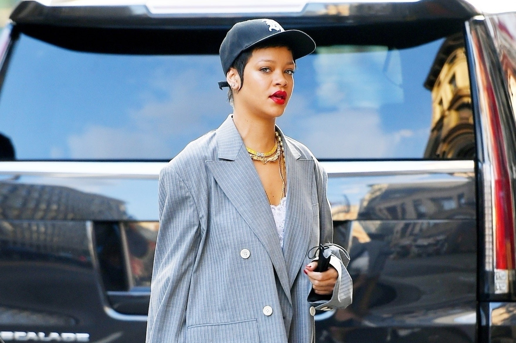Rihanna dien mot giau quan xuong pho hinh anh