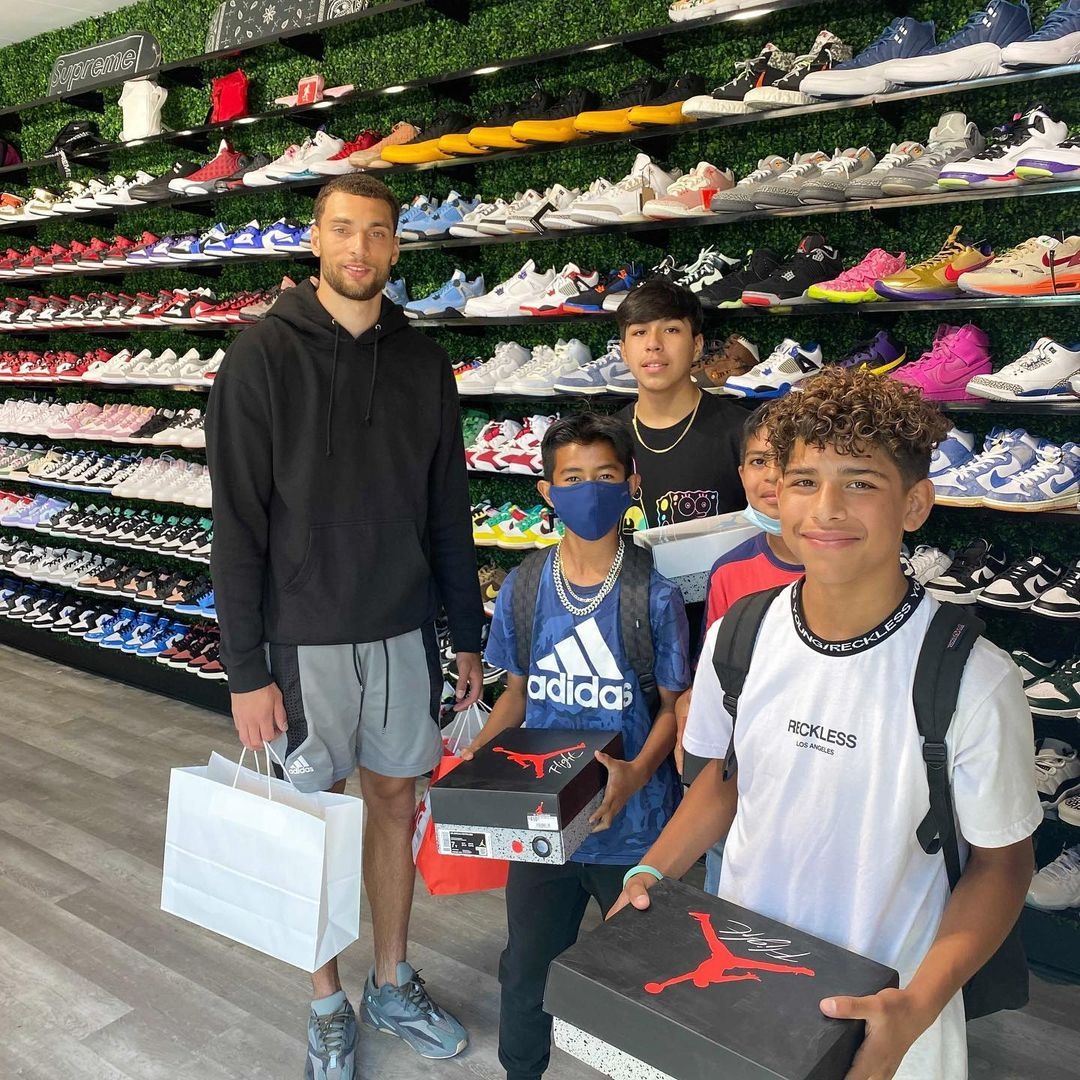 zach lavine mua giay tang fan anh 1