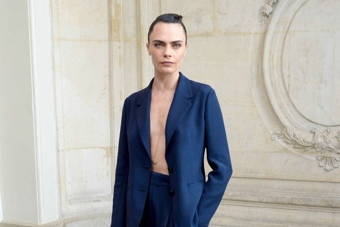 Cara Delevingne dien mot khong noi y den show Dior hinh anh