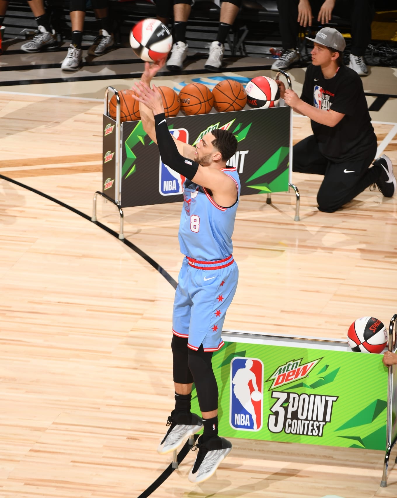 zach lavine mua giay tang fan anh 2