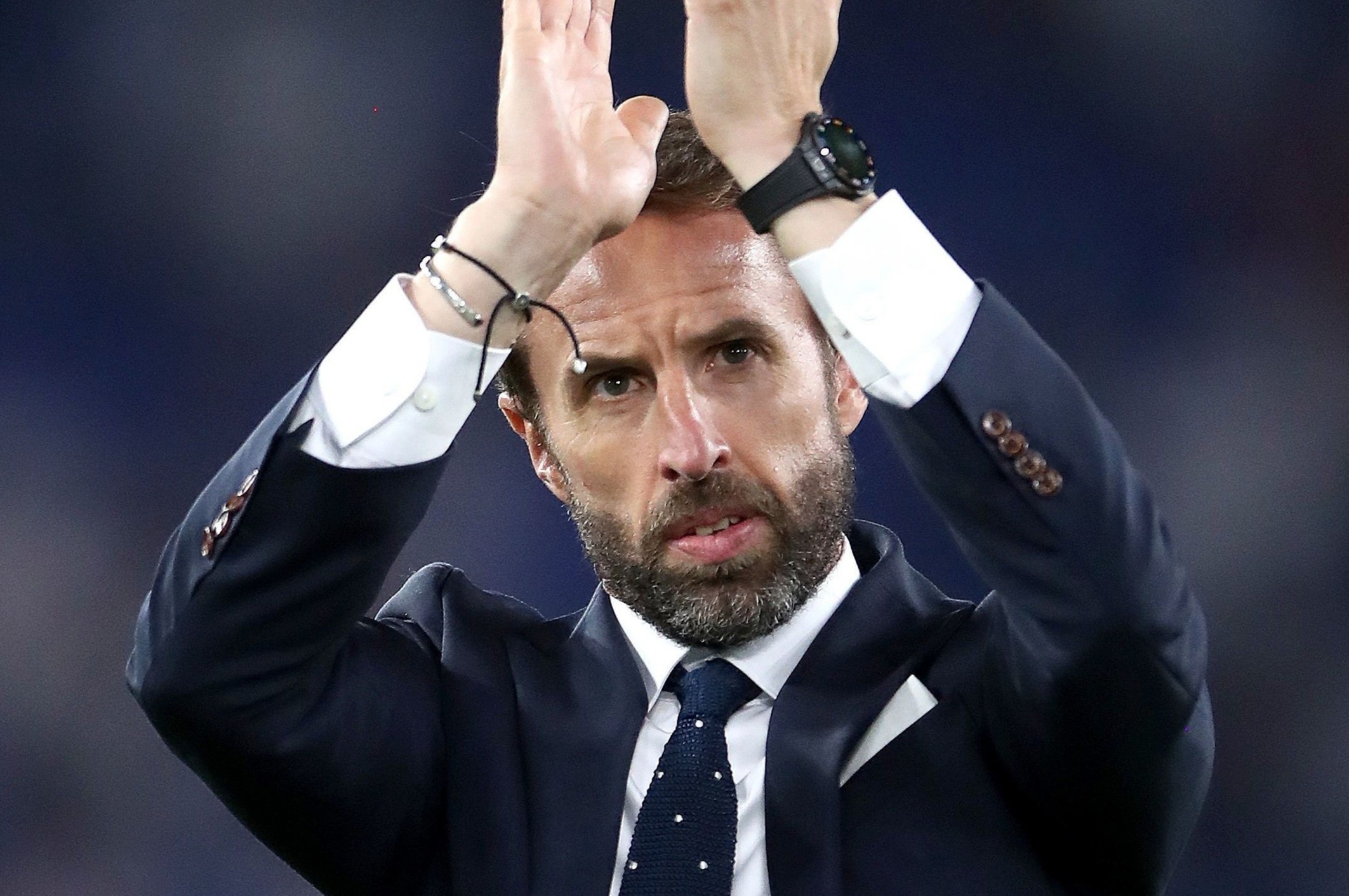 Huan luyen vien tuyen Anh deo dong ho Hublot hiem tren san hinh anh