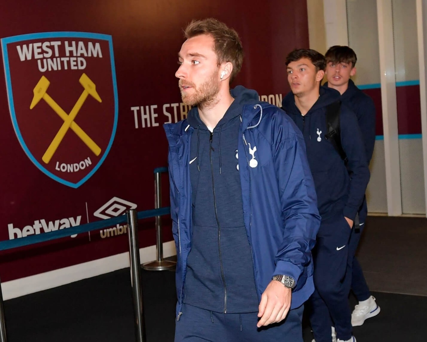 cau thu bong da deo dong ho gi anh 14