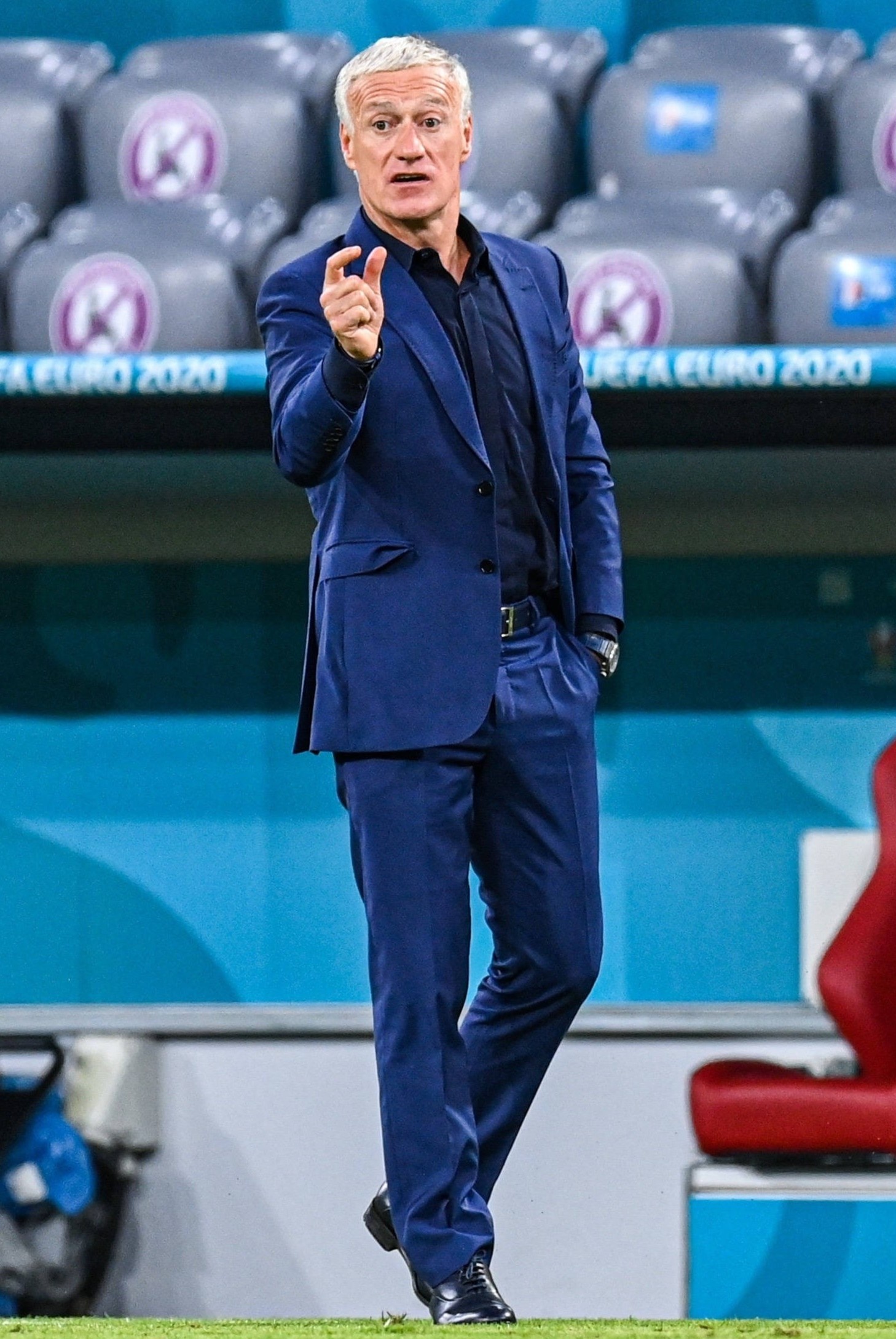 huan luyen vien mac dep va xau tai euro anh 10