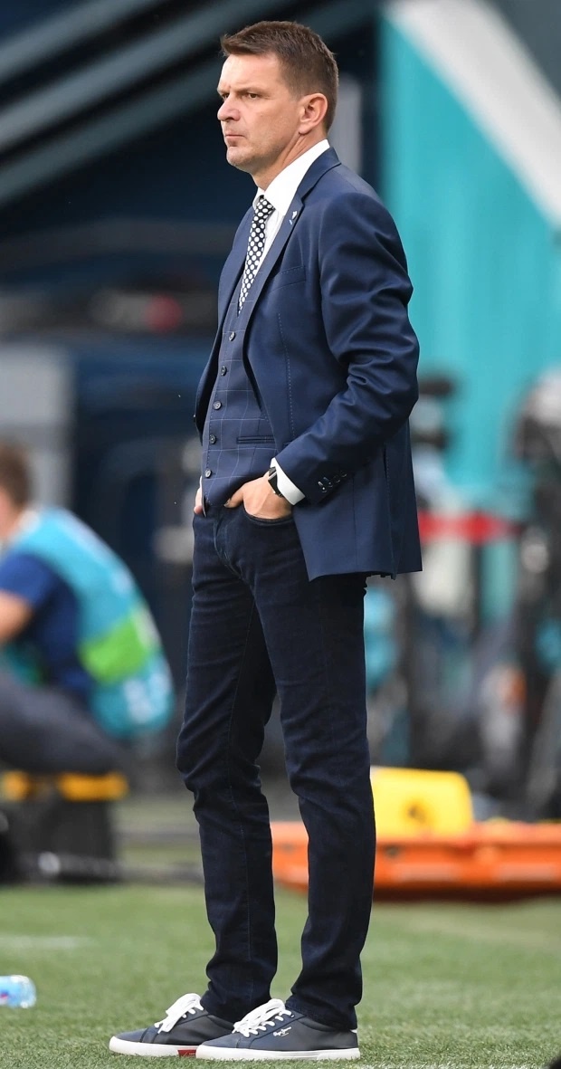 huan luyen vien mac dep va xau tai euro anh 11