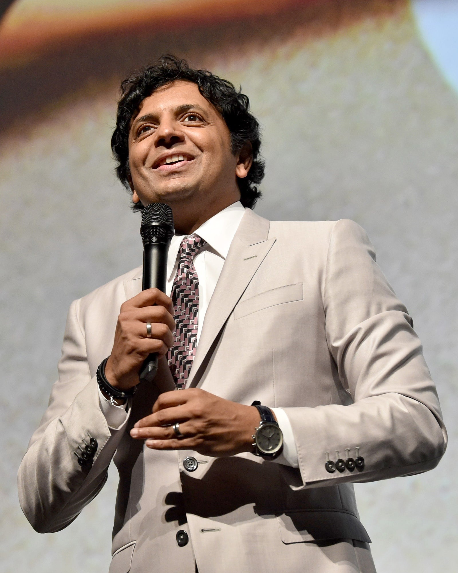 nguoi noi tieng deo dong ho gi anh 9