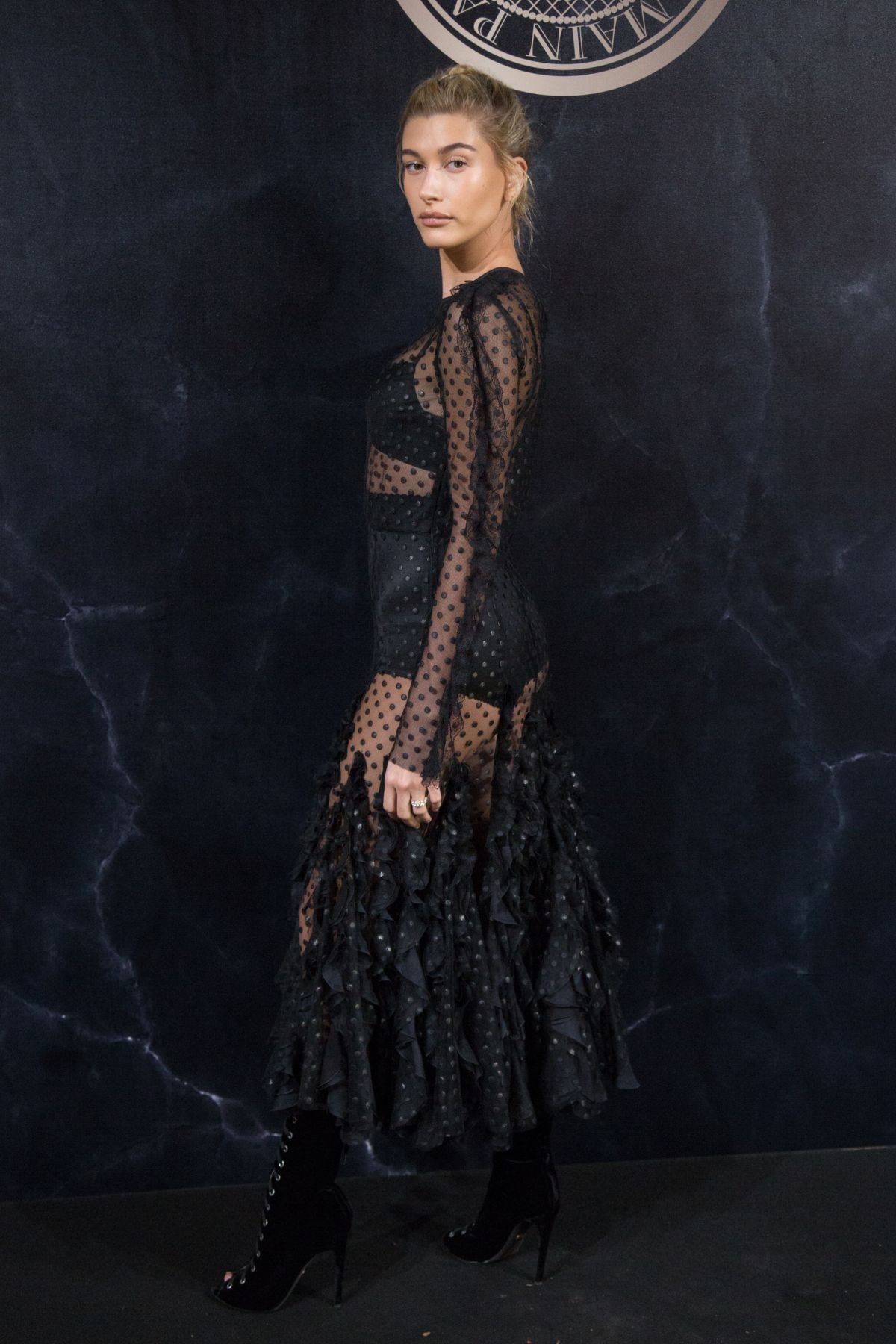 hailey bieber mac do tao bao anh 11