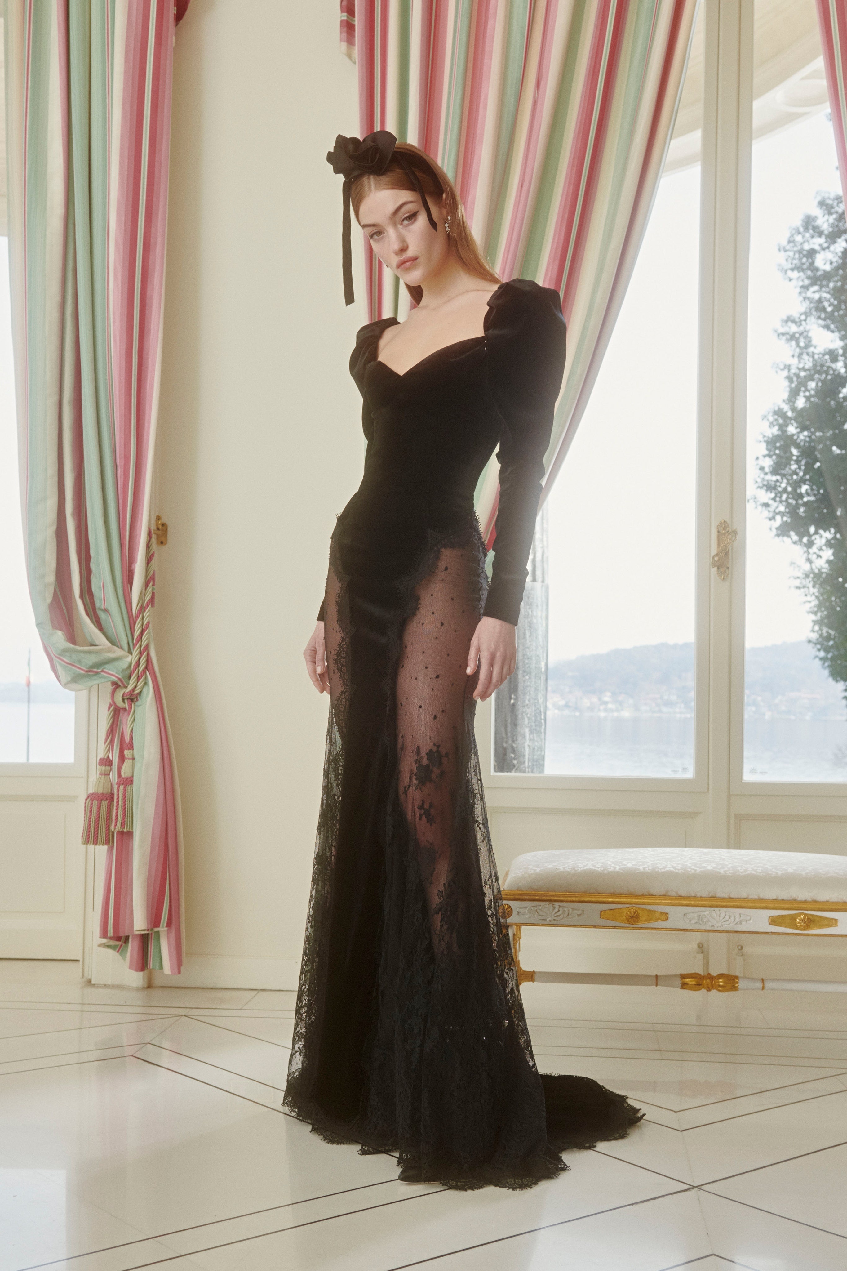 hailey bieber mặc đồ táo bạo ảnh 2 hailey bieber mac do tao bao anh 2