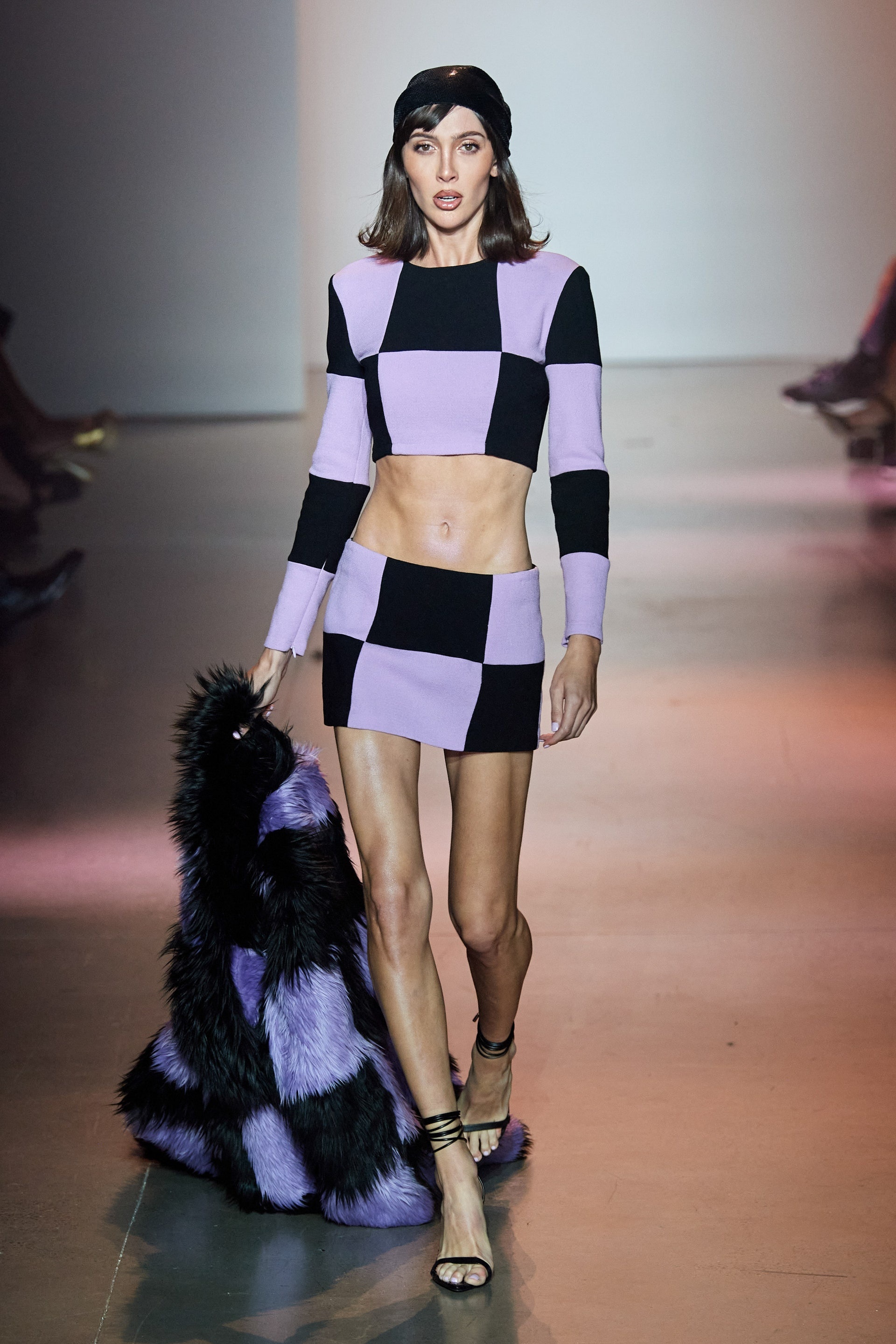 nguoi mau danh khach moi anh 1