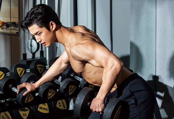 Huan luyen vien the hinh binh luan ve co bung cua ca si nam hinh anh