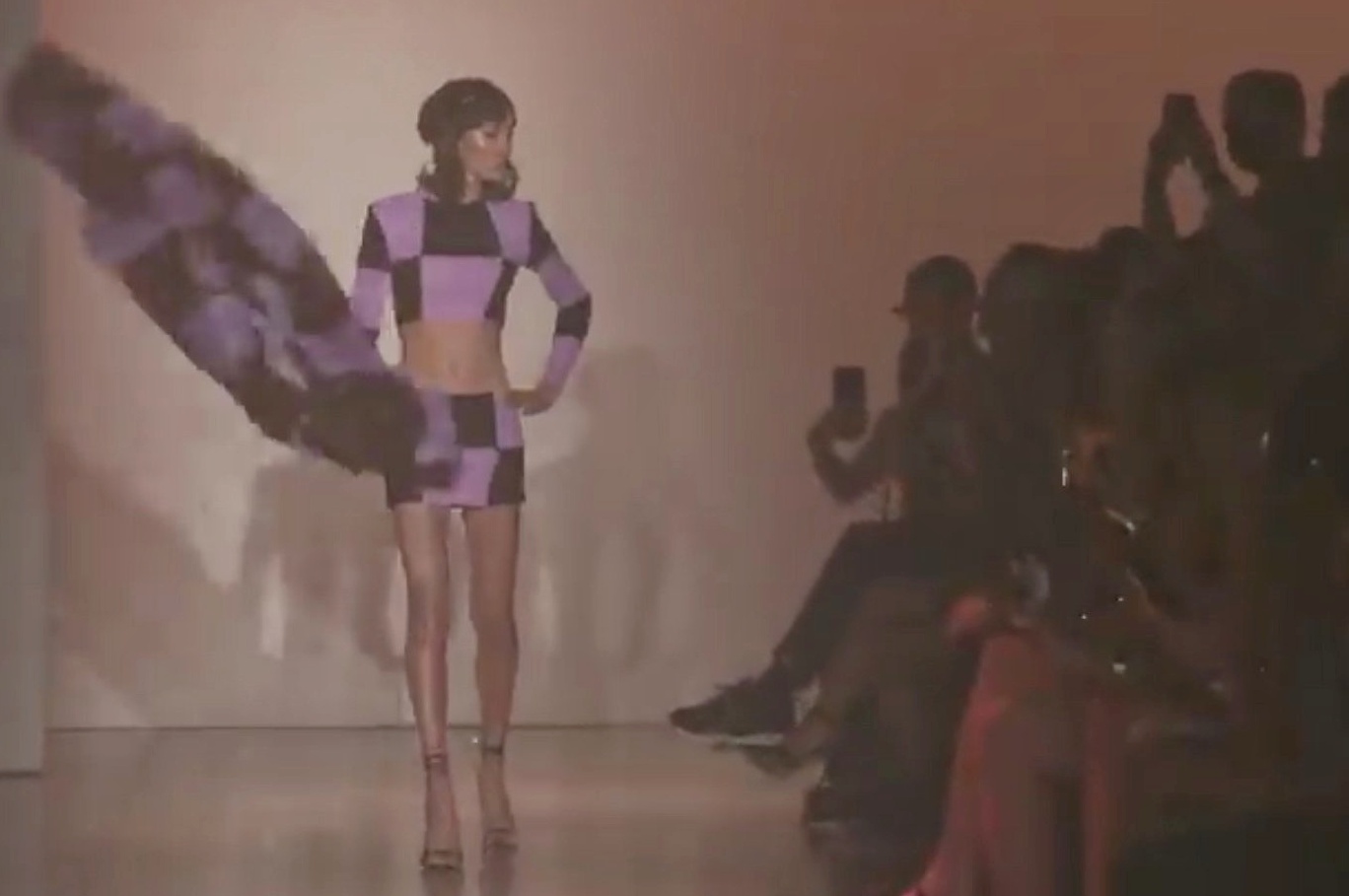 Nguoi mau dung ao khoac danh khach moi hinh anh