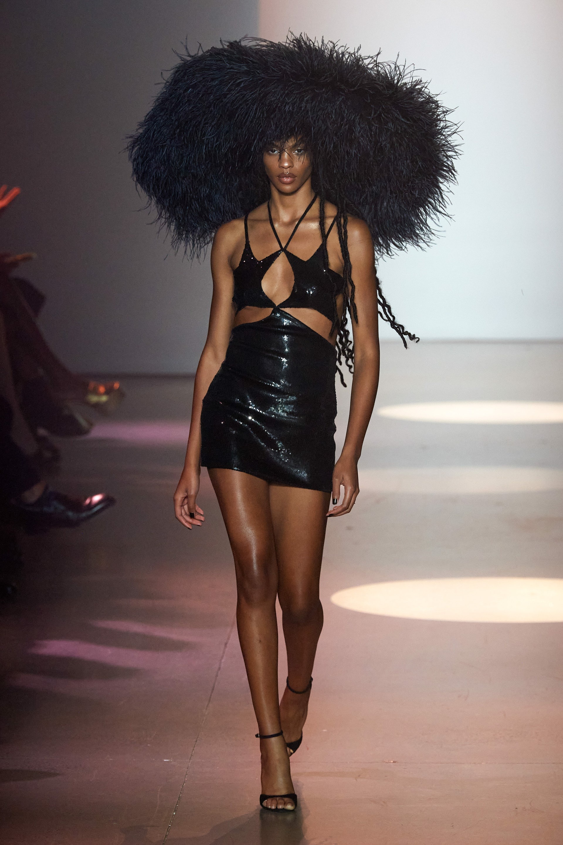 nguoi mau danh khach moi anh 3