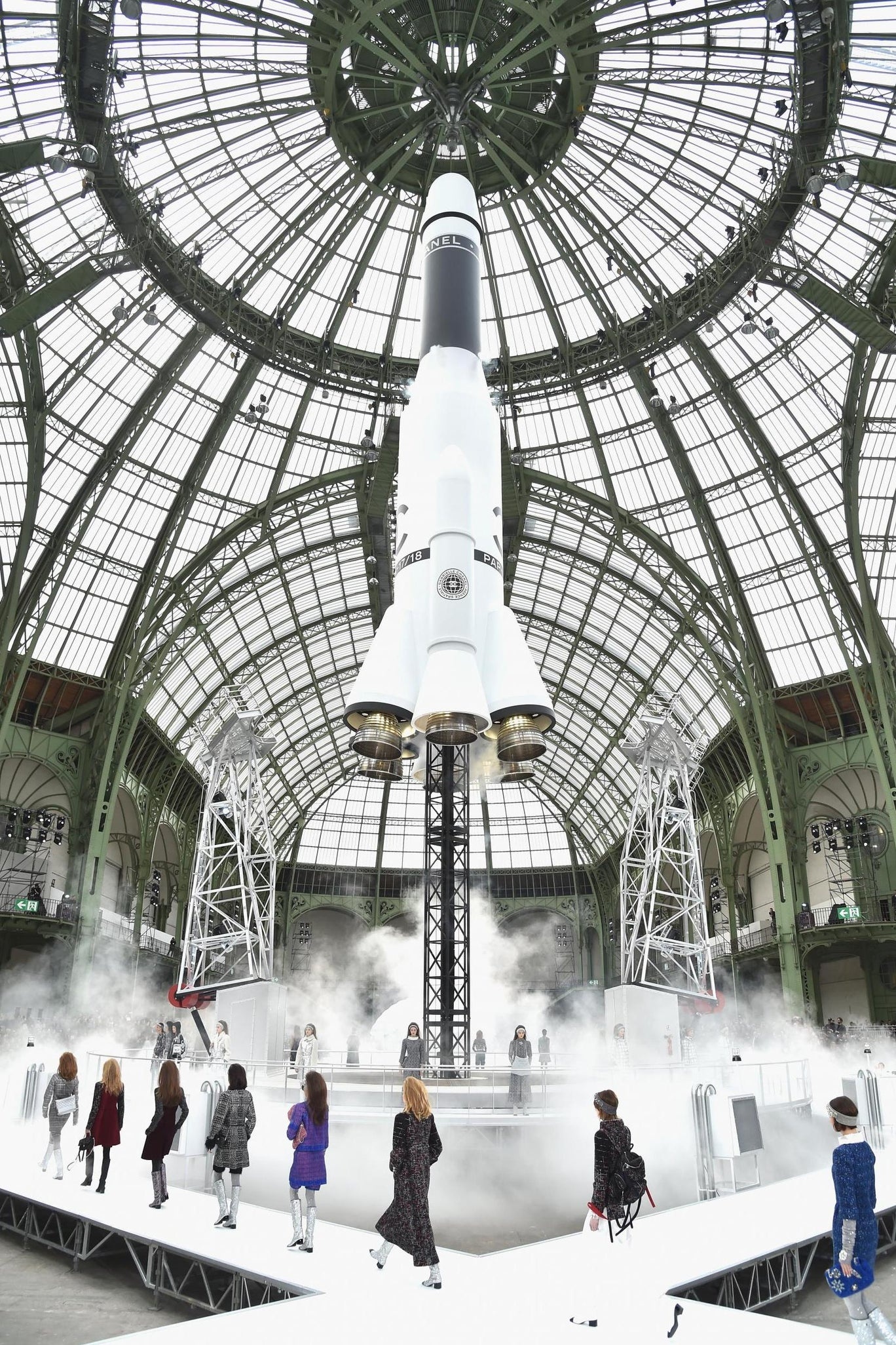 khoanh khac gay soc cua thoi trang anh 8