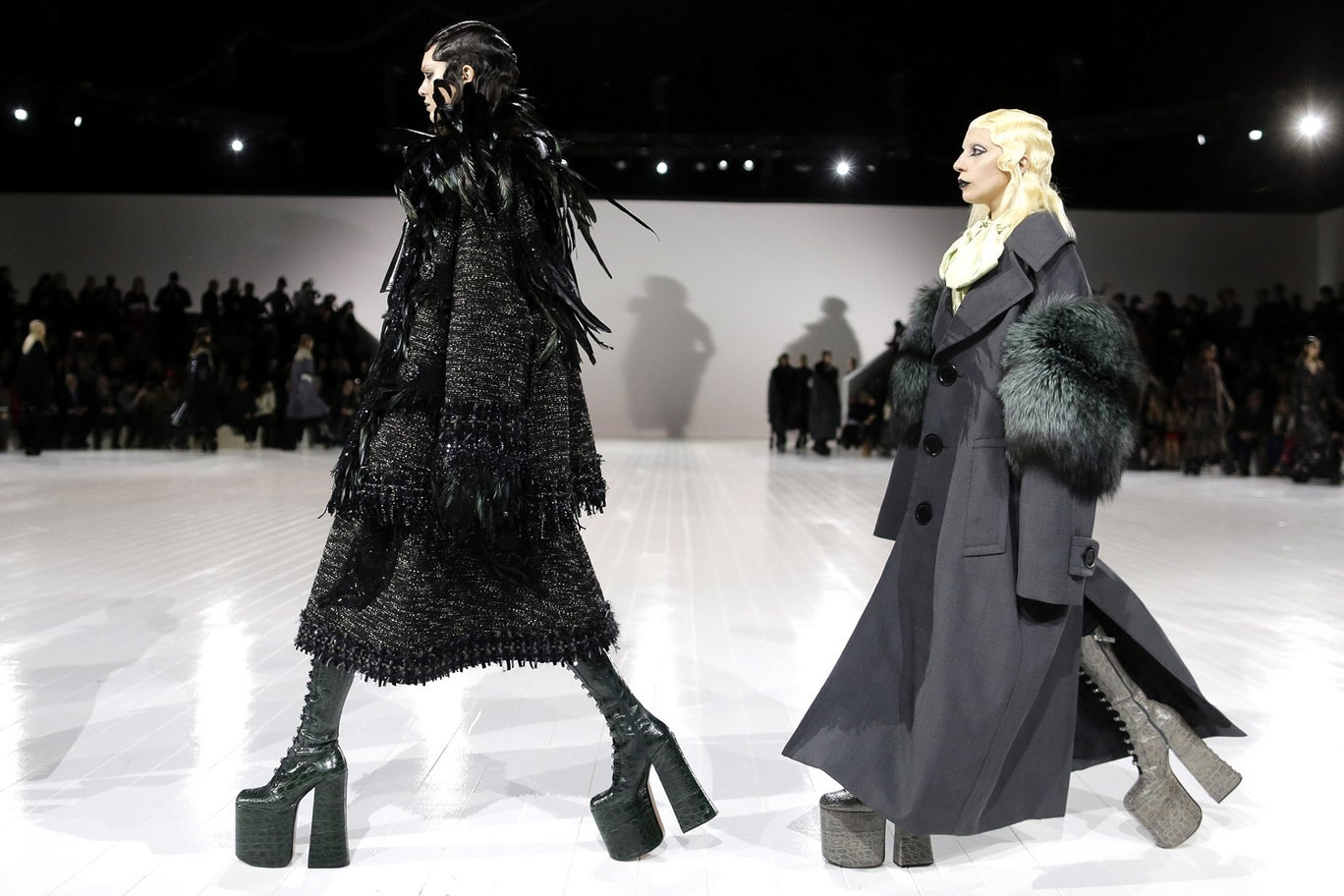 khoanh khac gay soc cua thoi trang anh 7