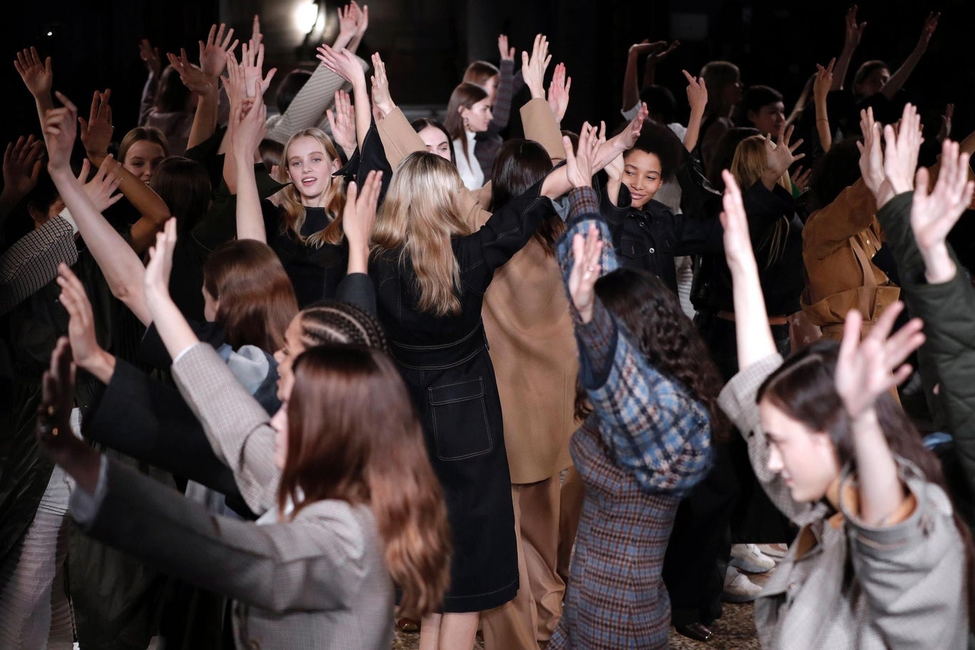 khoanh khac gay soc cua thoi trang anh 10