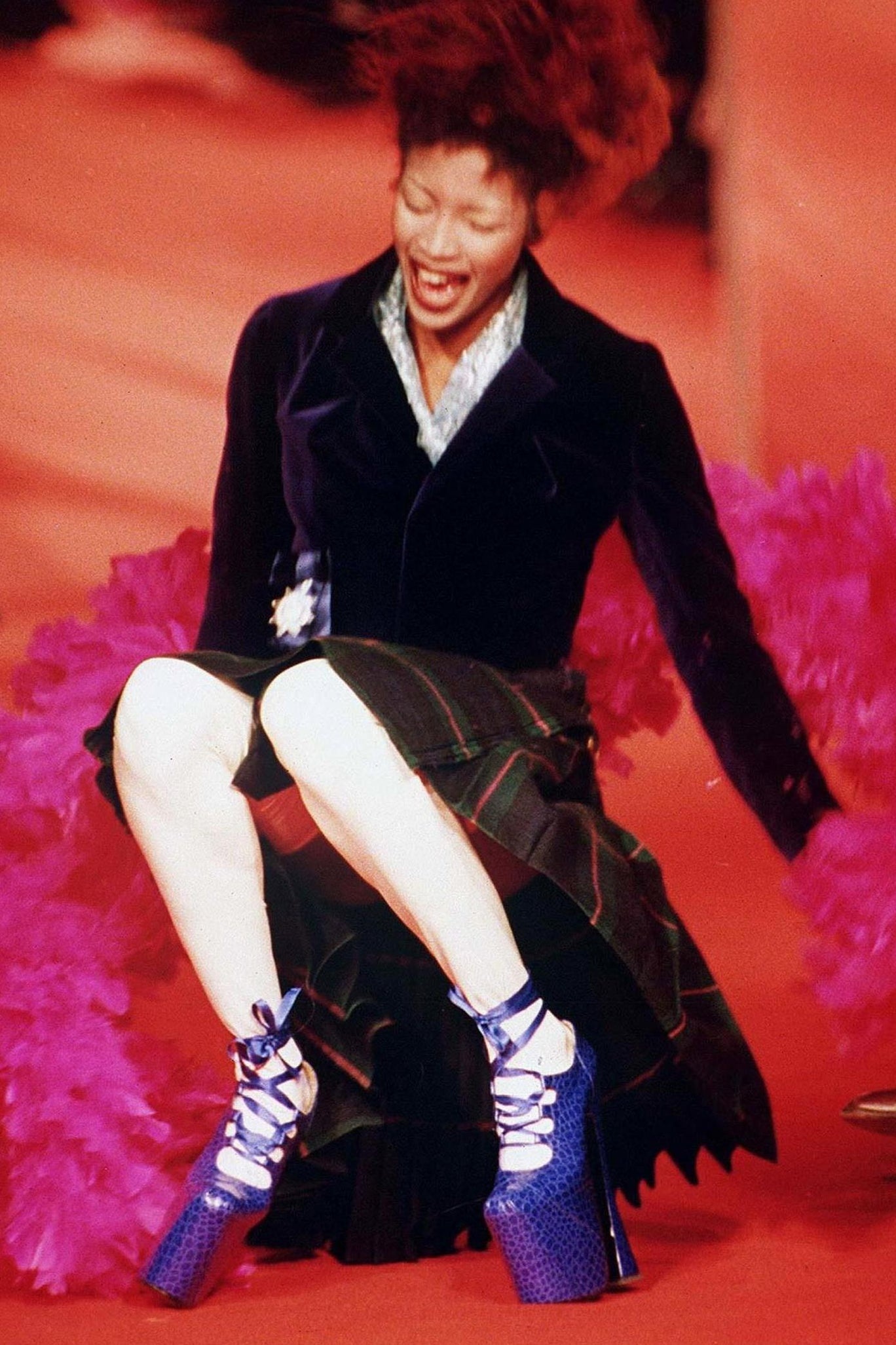 khoanh khac gay soc cua thoi trang anh 5