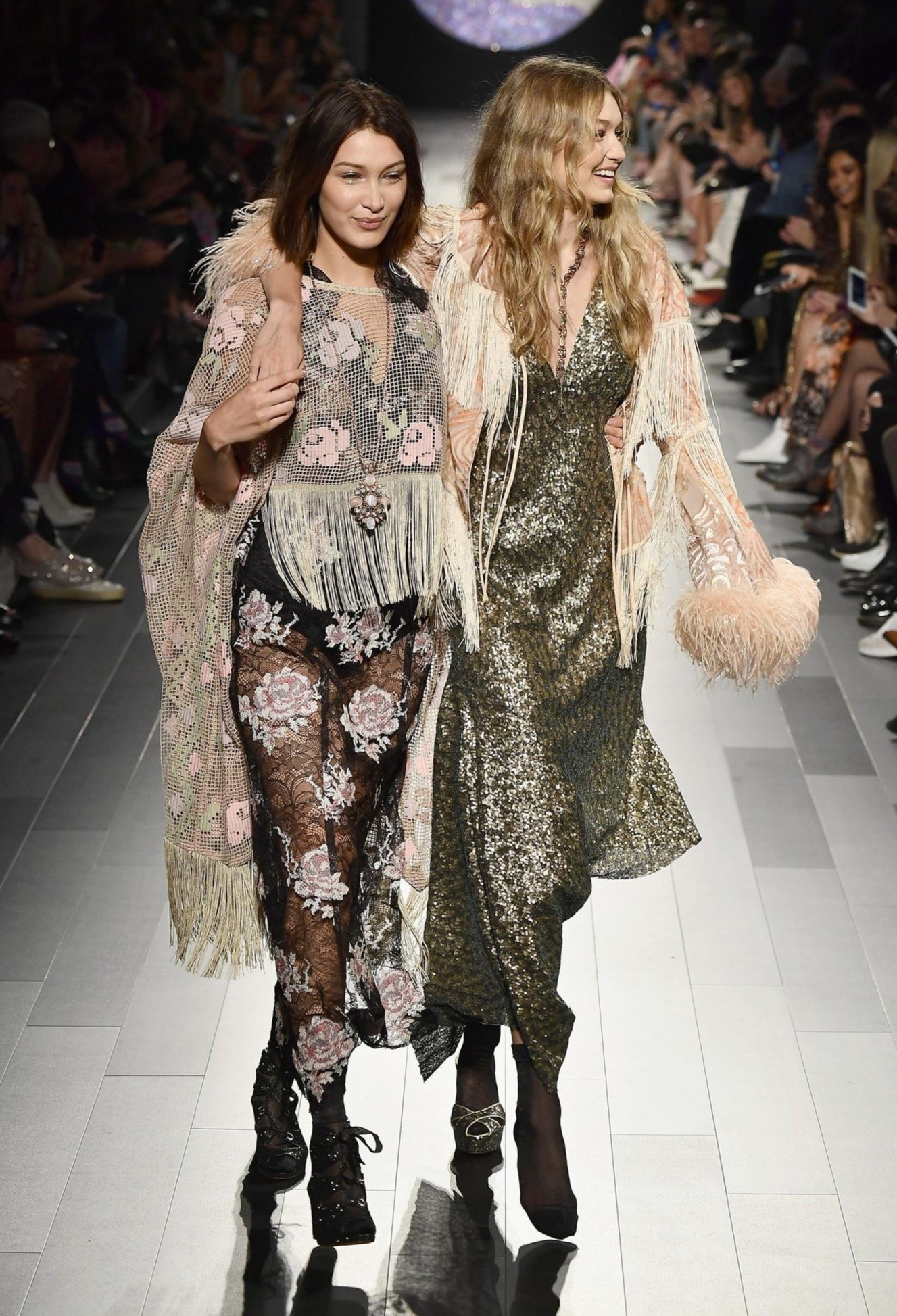 khoanh khac gay soc cua thoi trang anh 3