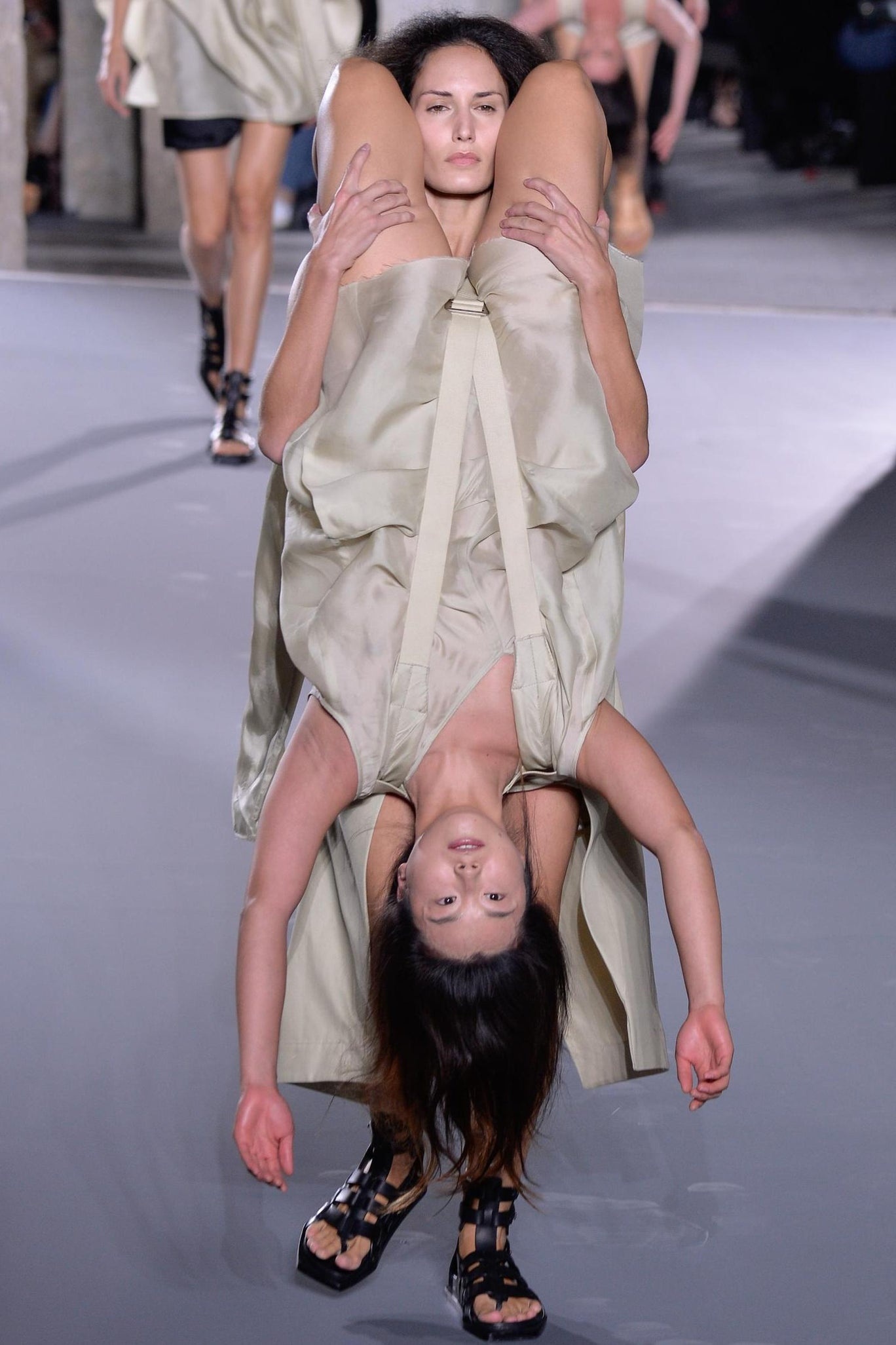 khoanh khac gay soc cua thoi trang anh 13