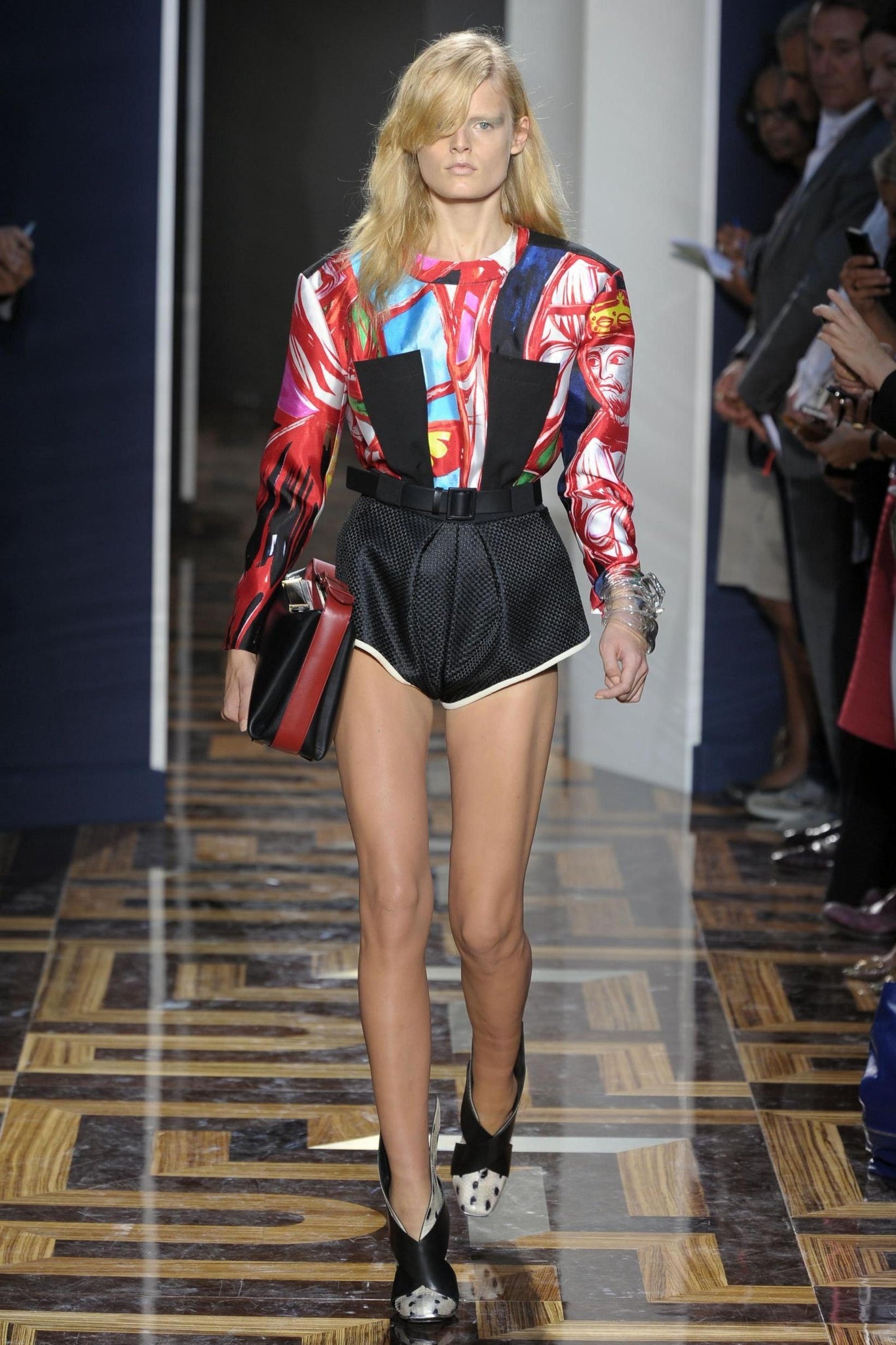 khoanh khac gay soc cua thoi trang anh 17