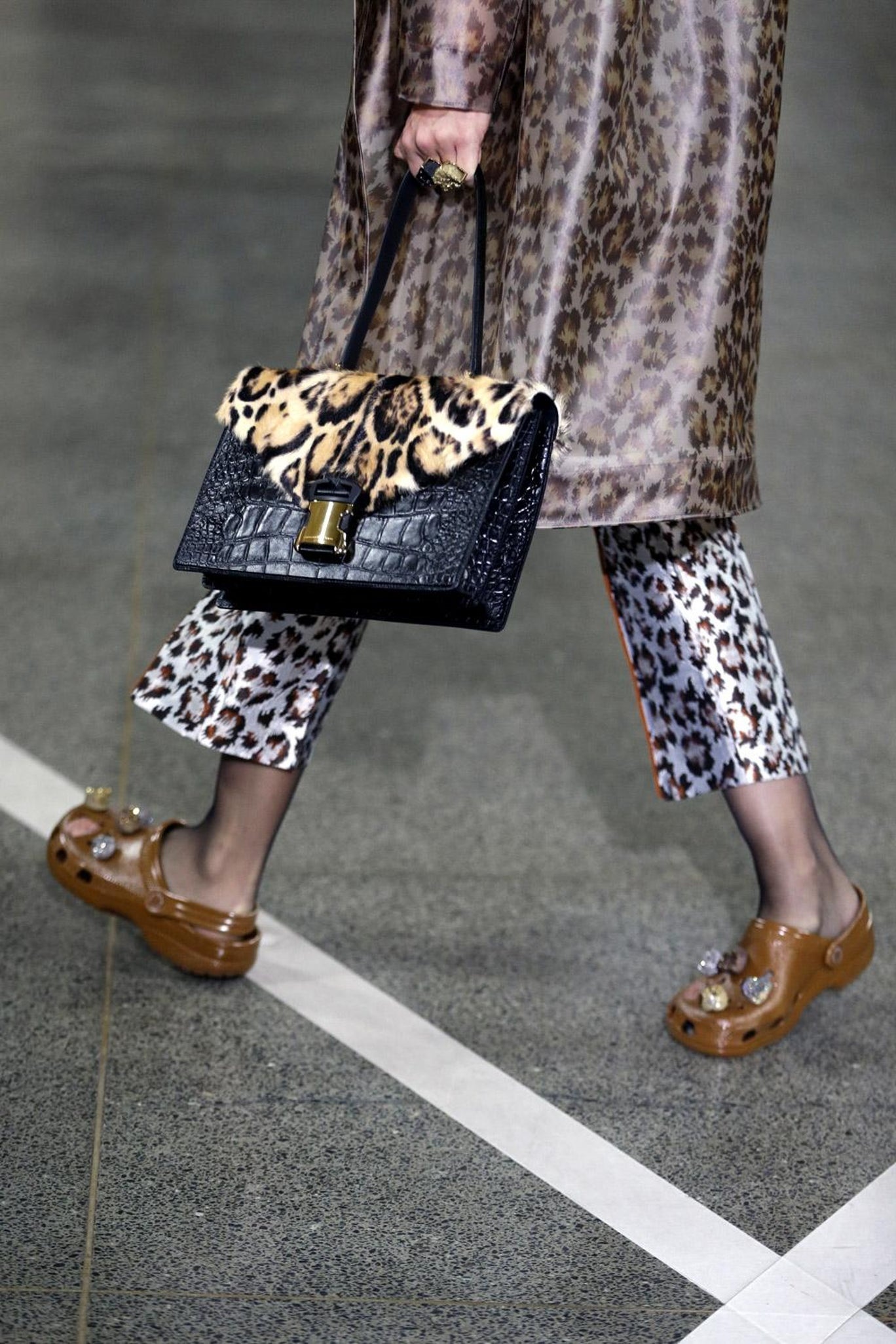 khoanh khac gay soc cua thoi trang anh 15